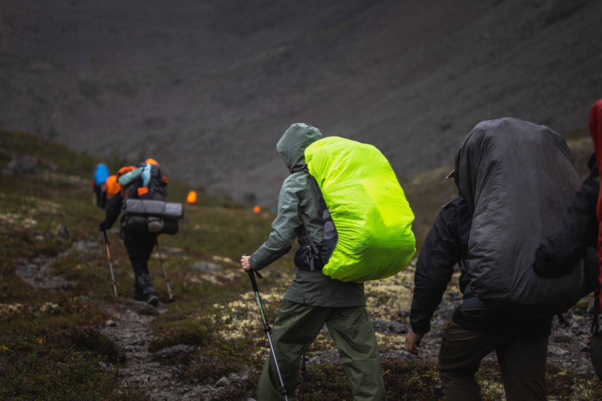 写一个能体现头灯便携亮能吸引抖音男性用户的文案脚本