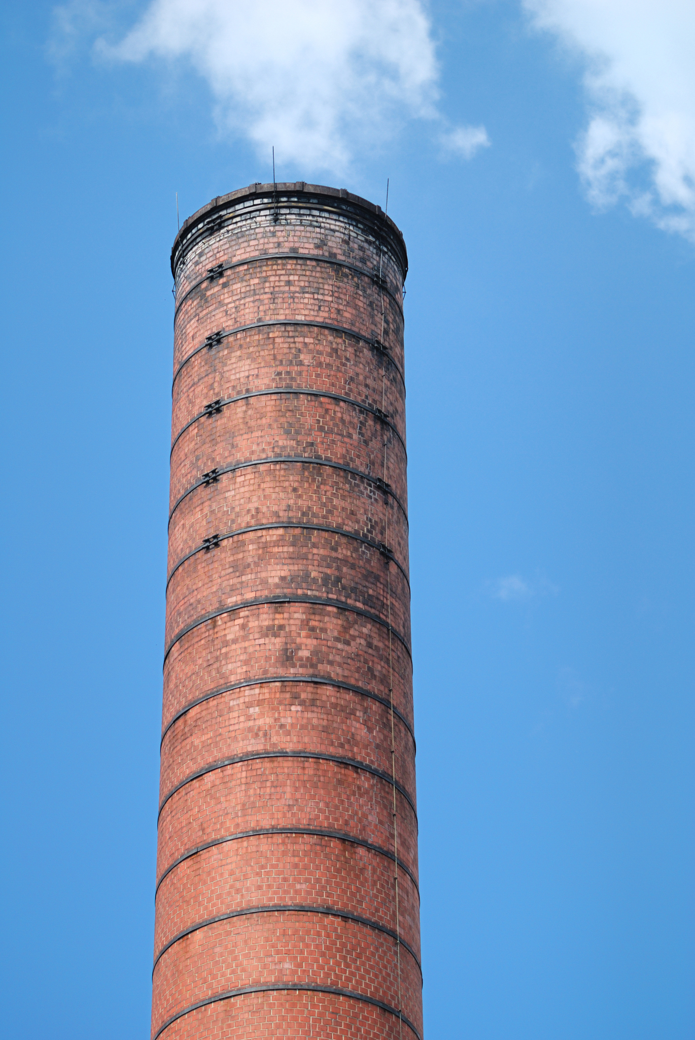 Translate to traditional chineseThe property has a single chimney stack located to the left-hand side of the roofs central ridge lineThe chimney stack is of pre-fabricated construction with a brick fa