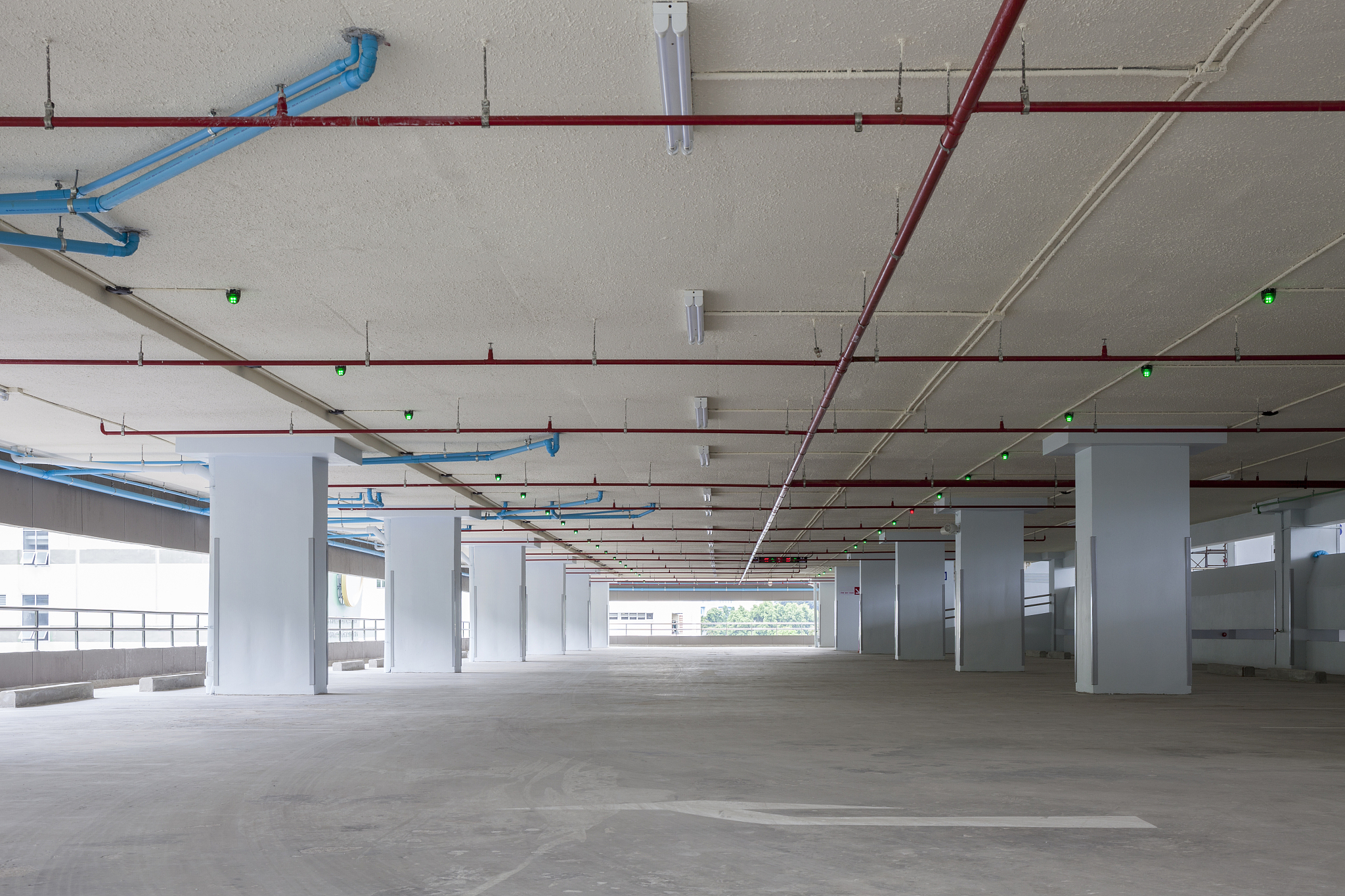 请举例说明地下建筑工程内部环境的特点和如何改善？不少于5000字