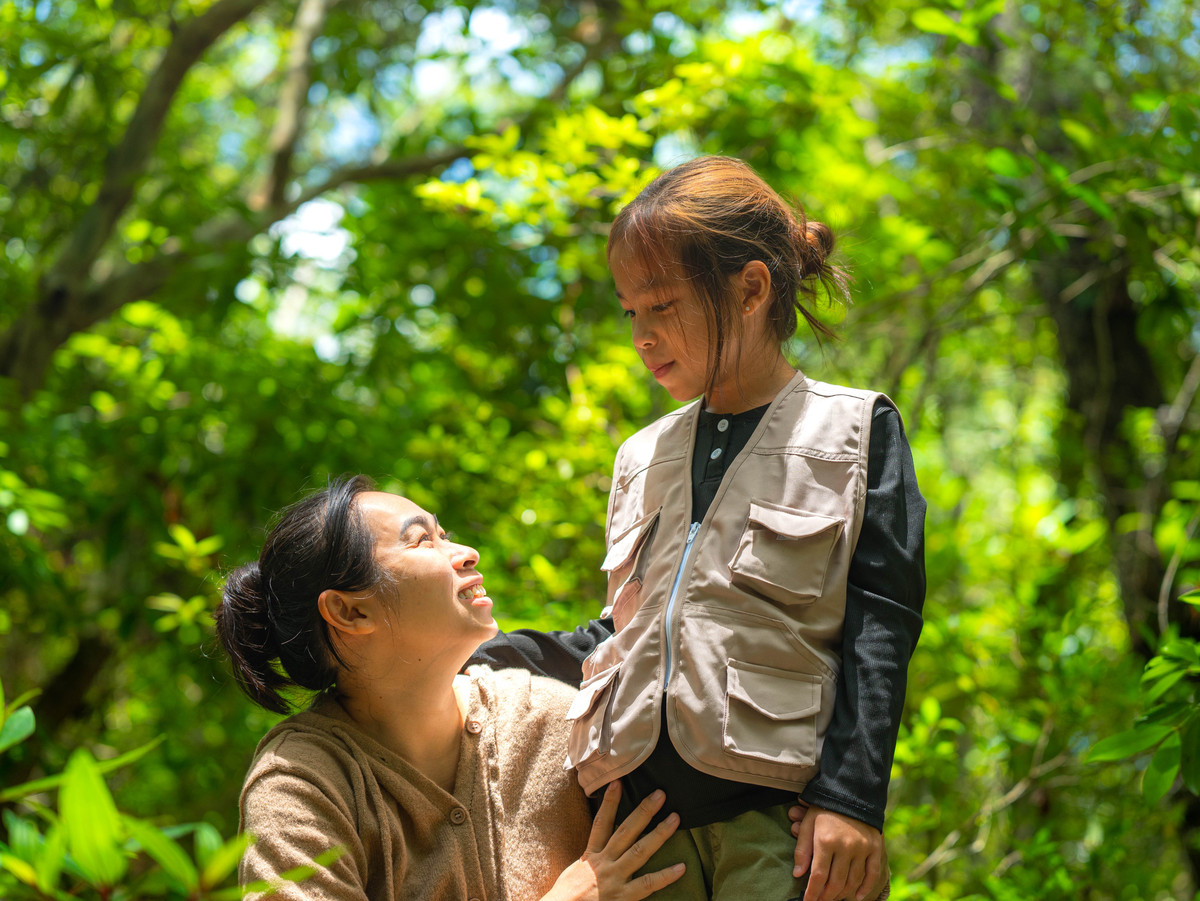山间温情：老婆婆和男孩下山途中休息，大叔路过暖心问候