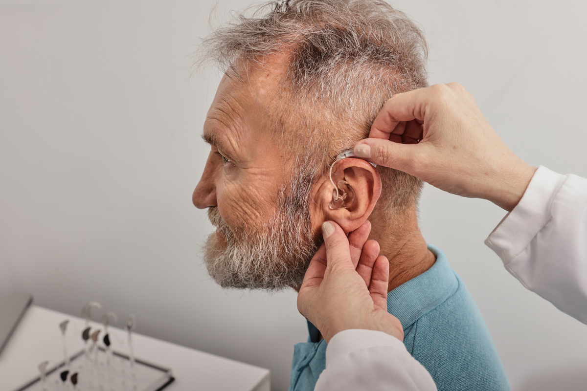 外耳道多毛症：定义、症状和治疗