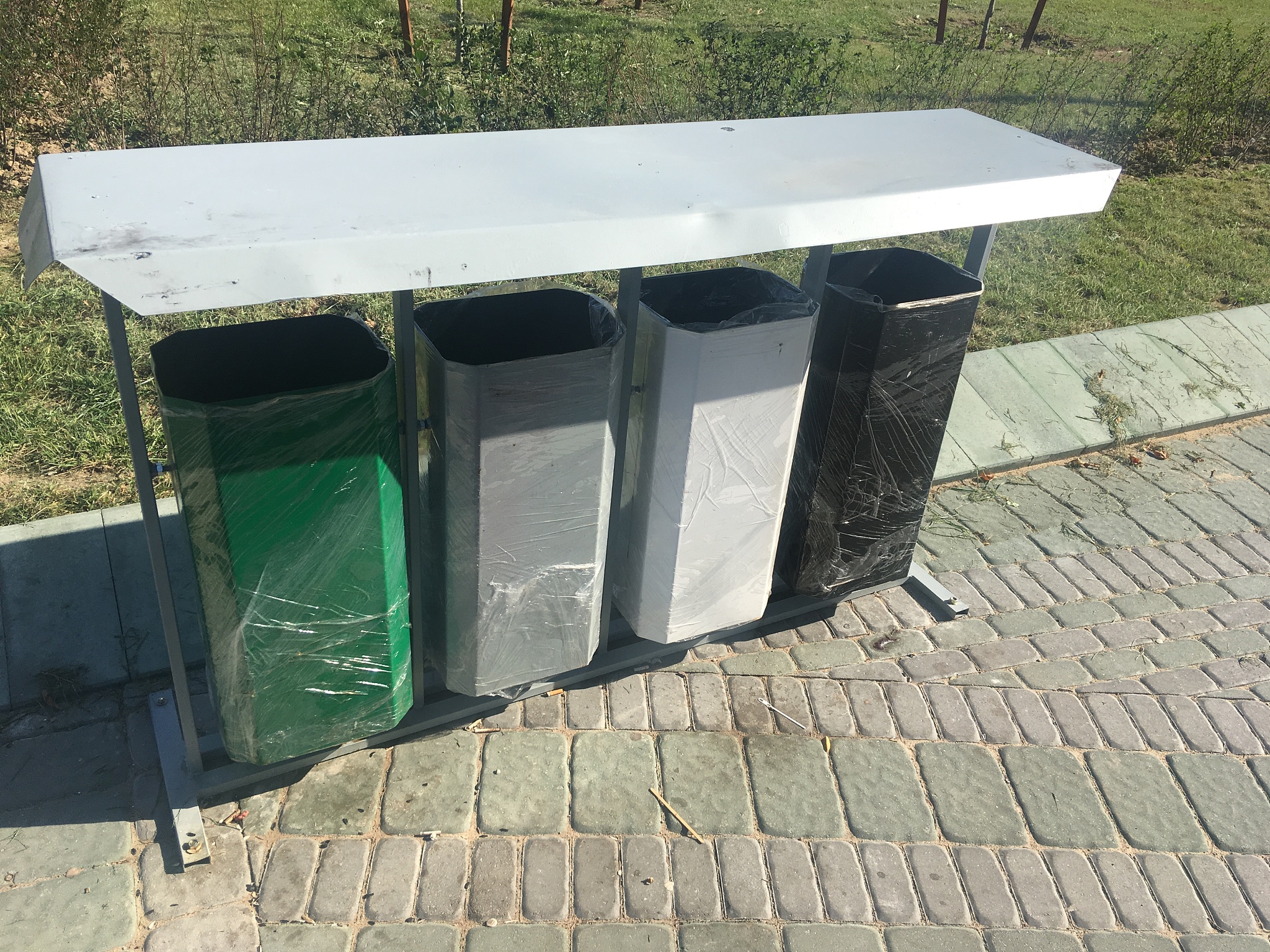 除臭灭火户外垃圾桶设计：实用、安全、环保