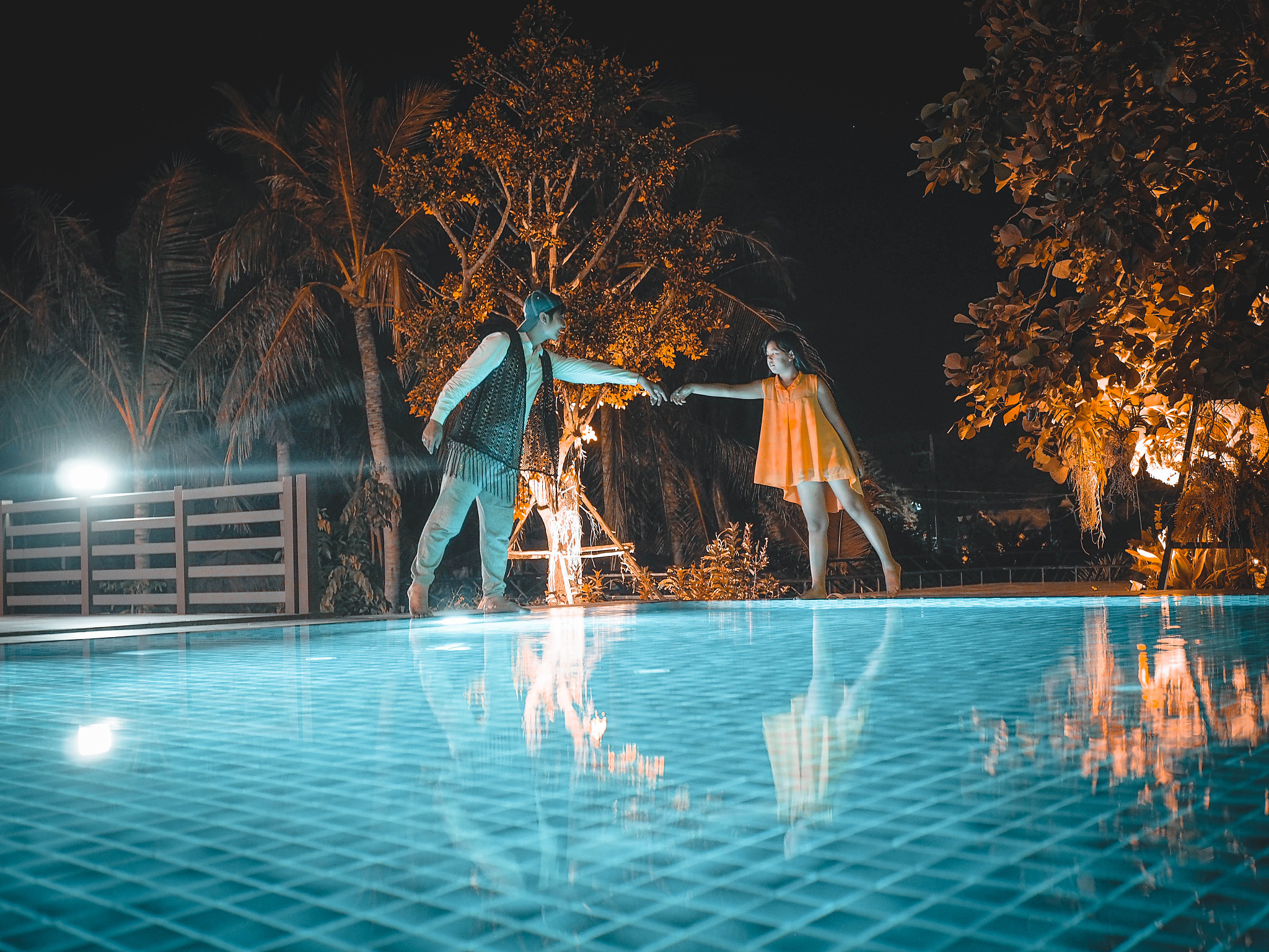 夜晚的智能泳池也很调皮炫光四射