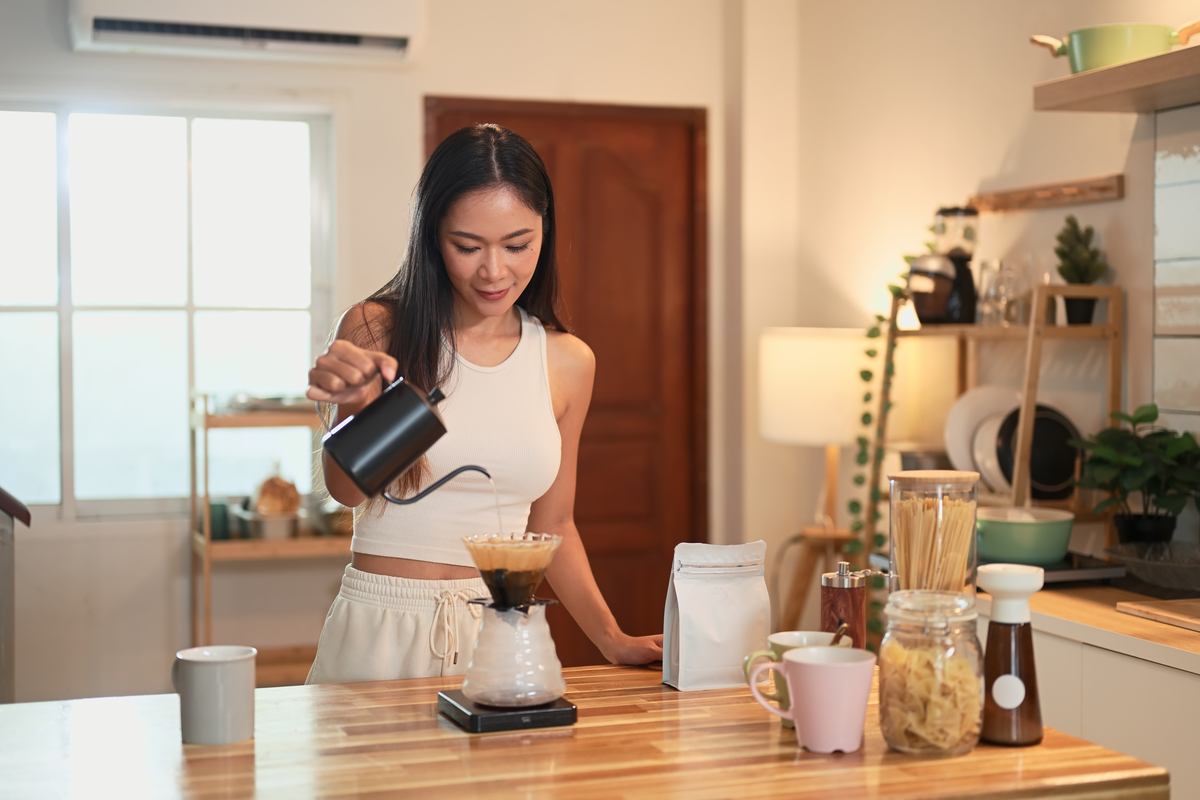 你好帮我取一个10个中文的手冲咖啡品牌名称，两个字，请综合考虑手冲咖啡的特性和文化因素，并告诉我为什么这么取名。