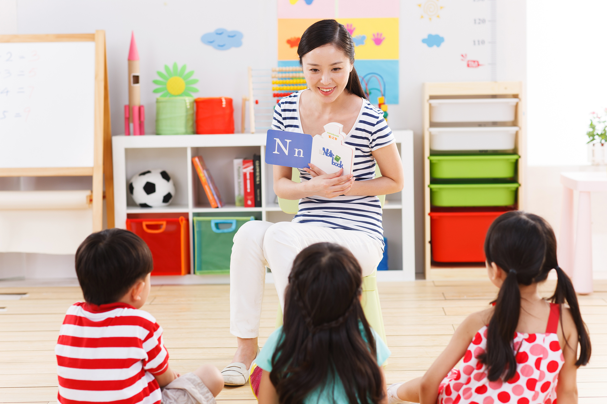 你现在的身份是学前教育老师要参加文章比赛请参照《创意之花绽放——从幼儿自主用餐看教育的美妙》题目围绕课堂教学进行题目拟定保证题目的新颖性不要乱来 你现在的身份是学前教育老师要参加文章比赛请参照《创意之花绽放——从幼儿自主用餐看教育的美妙》题目围绕课堂教学进行题目拟定保证题目的新颖性不要乱来