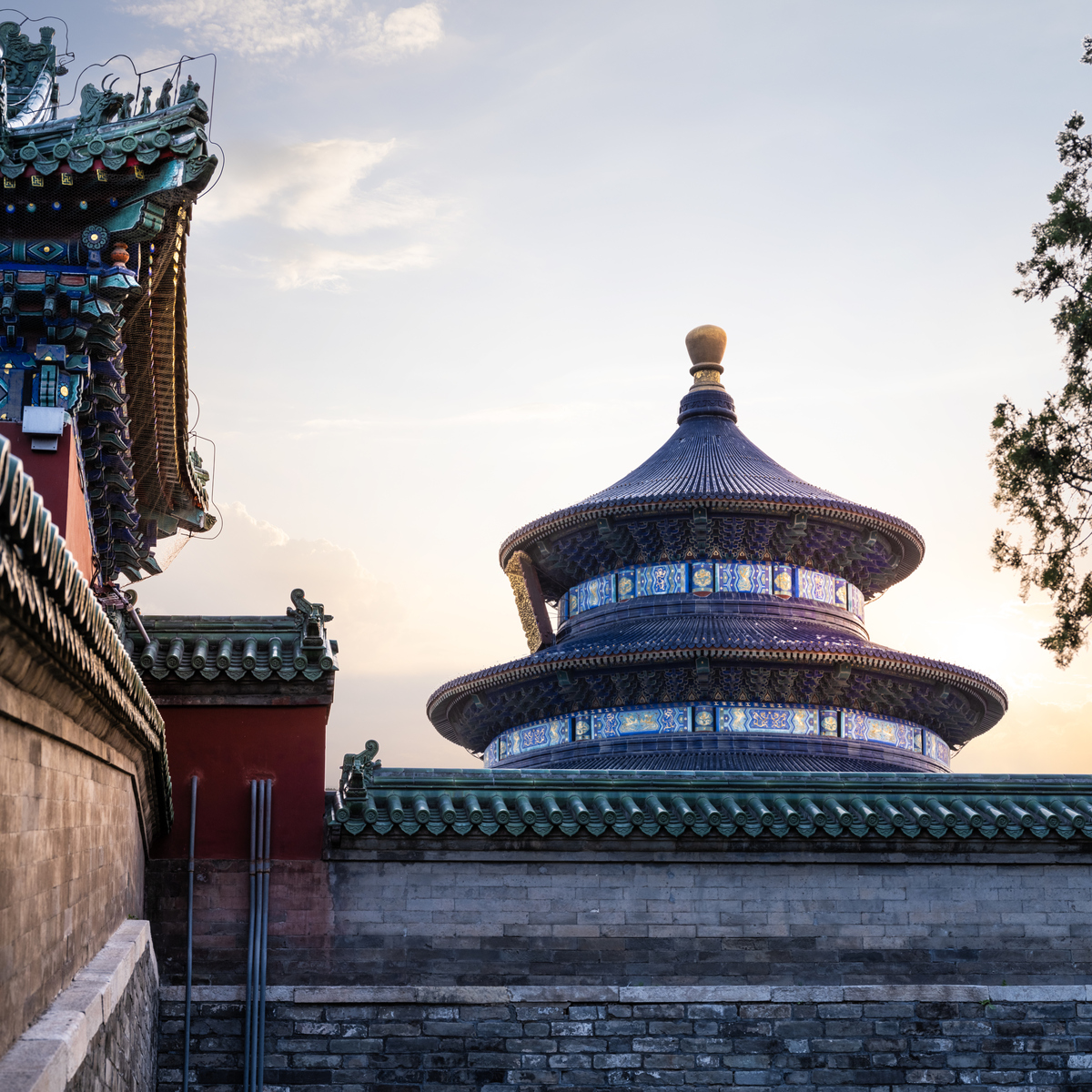 中国古建筑更多地用于宗教、皇宫和贵族住宅等特定场所而西方古建筑则更多地用于教堂、城堡、宫殿和市政建筑等。请用1500字分别论证