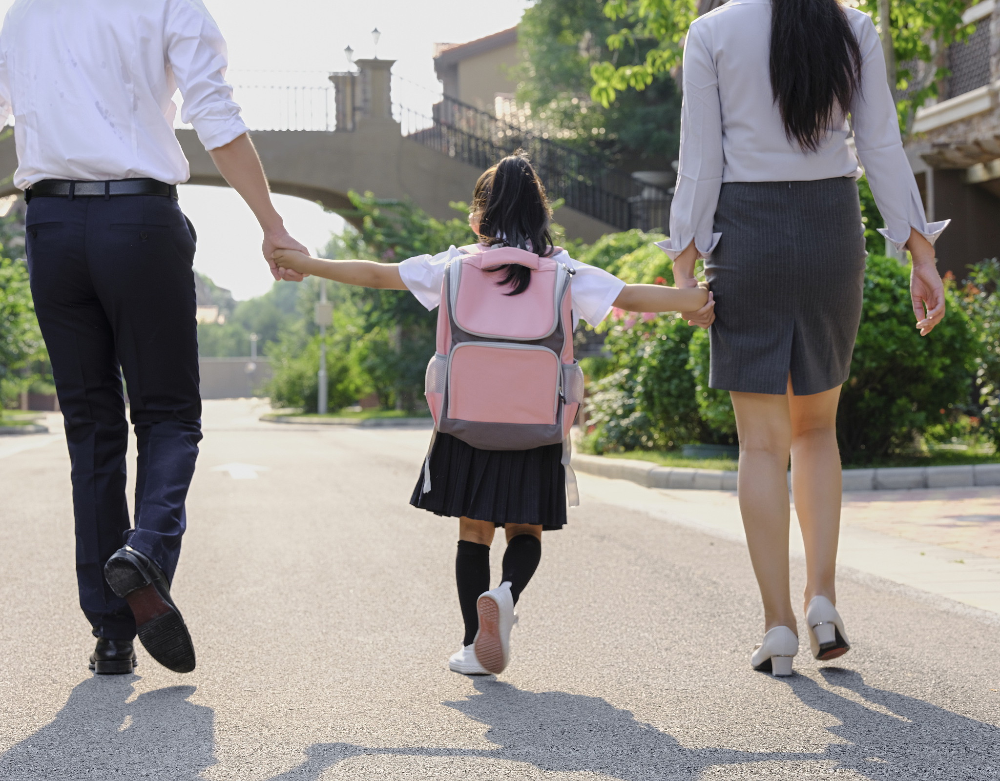 李磊和韩梅梅是青梅竹马的同学长大后他们有一个孩子请丰富故事