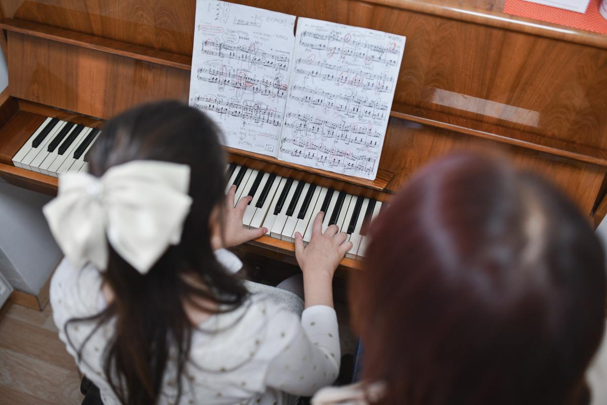 看妹子弹钢琴也是一种欣赏又大又白的钢琴