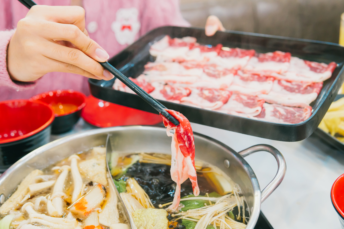 改写10条抖音爆款文案以海底捞春夏新品好吃、安全为主题岭南黄猪肚鸡锅双人餐【锅底4选2】岭南黄猪肚鸡火锅必拍重点介绍、海底捞新一代番茄火锅、三鲜火锅、真香锅【菜品】4荤5素1小吃：藤椒味千丝牛肉半份新品、马蹄吱吱墨鱼滑半份新品食材选取精良吃得好还安心颜值高、味道好、超高食安把控