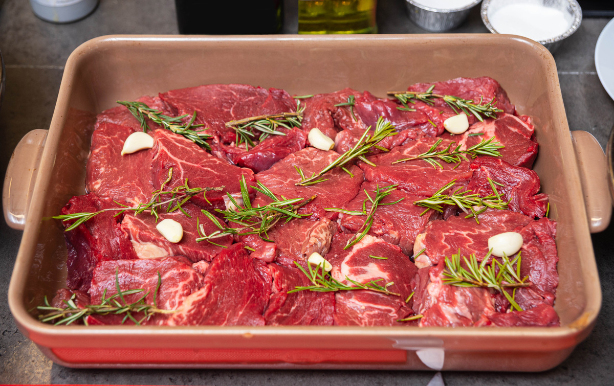 请帮我写1篇650字的博客文章主题是：牛肉火锅的做法