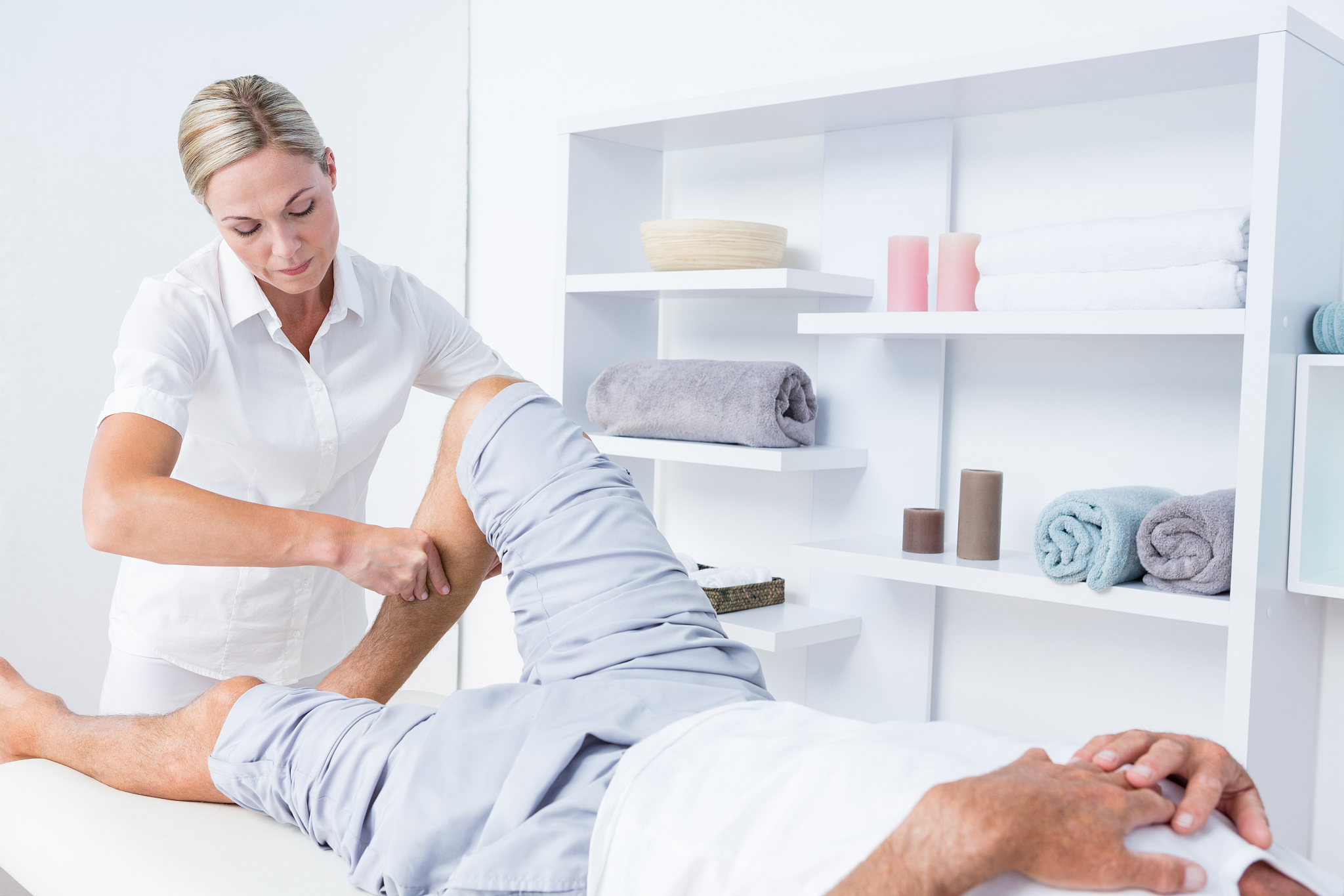 physiotherapist doing calf massa