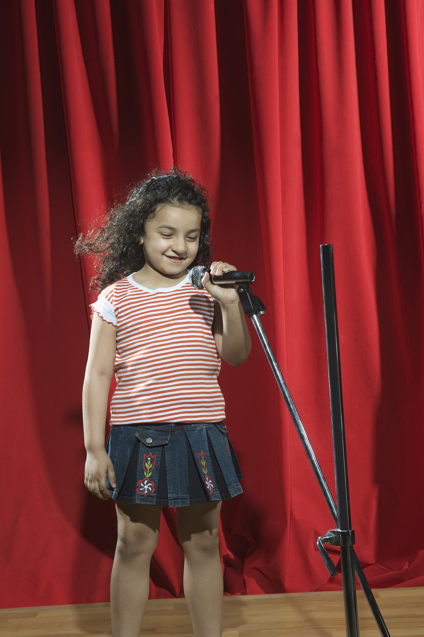 写一篇4岁小女生去参加电视台海选的自我介绍