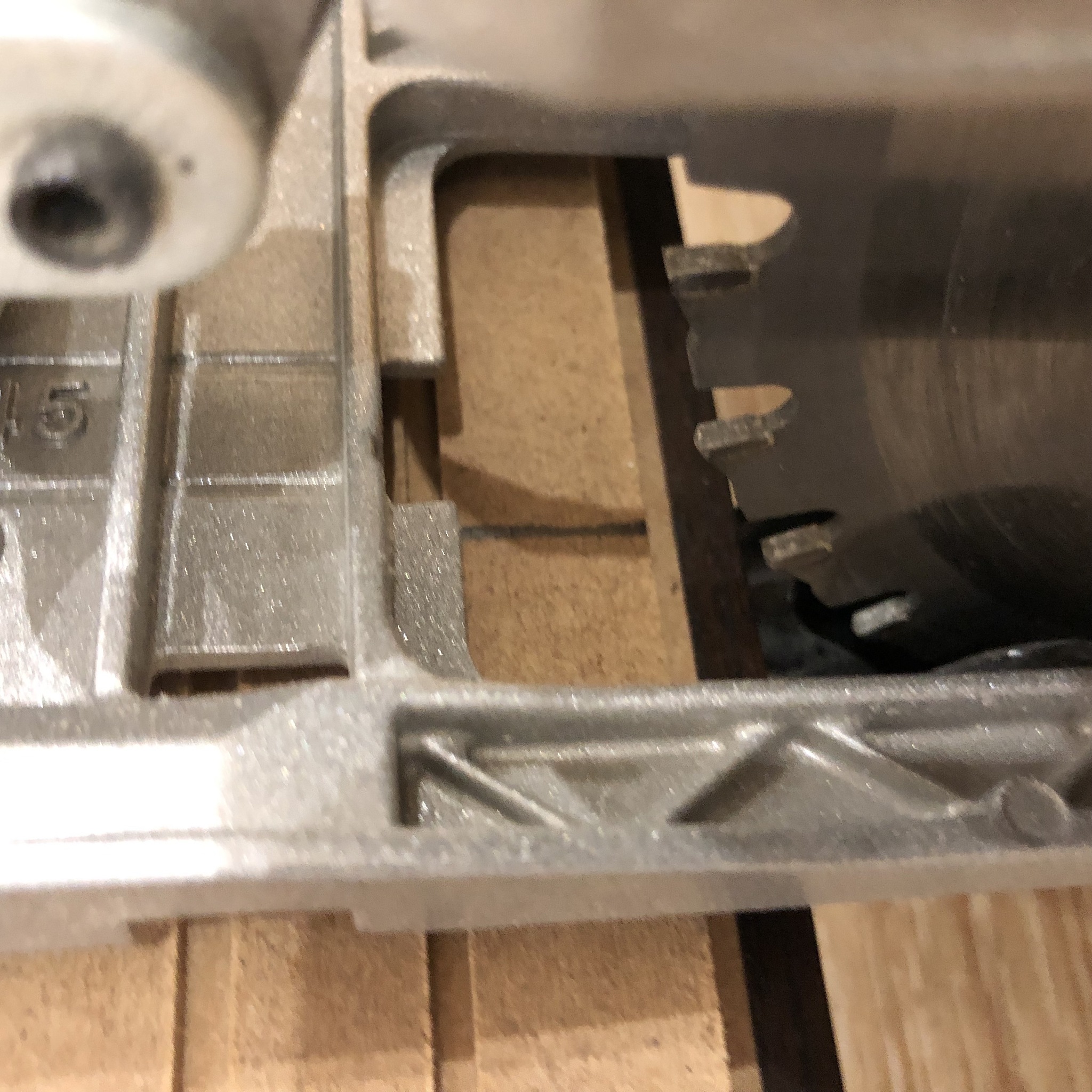 我的论文题目是马氏体不锈钢的组织检验现在我打算研究17-4ph制作的毛圈机主纱嘴有两个成品其中一个是不良件断裂了。另一个是正常生产的成品件。我打算将两个零件进行实验对比分析出断裂原因。我应该如何做实验断裂的原因可能是什么？