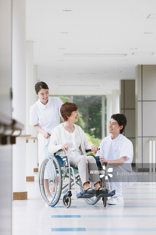 请护士毕业综合实习报告整理上汇报理论方面、技能方面、人文关怀、护患关系和沟通的体会和收获不要单独谈某个科室。另外可以用一些典型的案例来佐证你的体会和收获。最后谈未来展望以及致谢学校老师、带教老师、父母等。4000字谢谢。