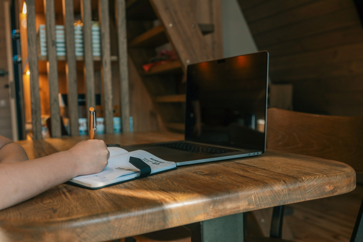 请写一篇关于自习室学习桌沉浸式考研桌闲鱼文案写上转让原因