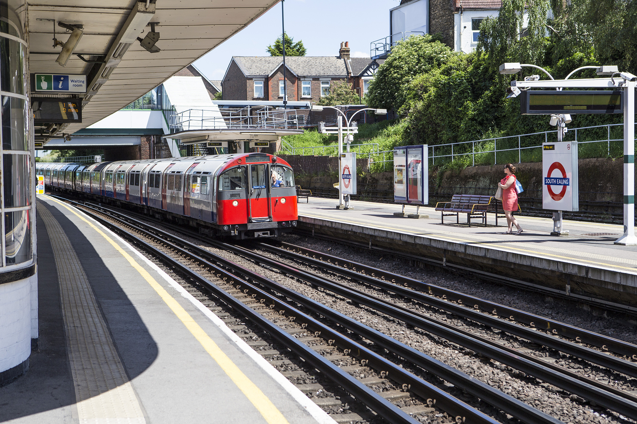 用今天是三月、容易、月份、记住、车站、公交车写一篇3年级小朋友的英文作文长度为12句