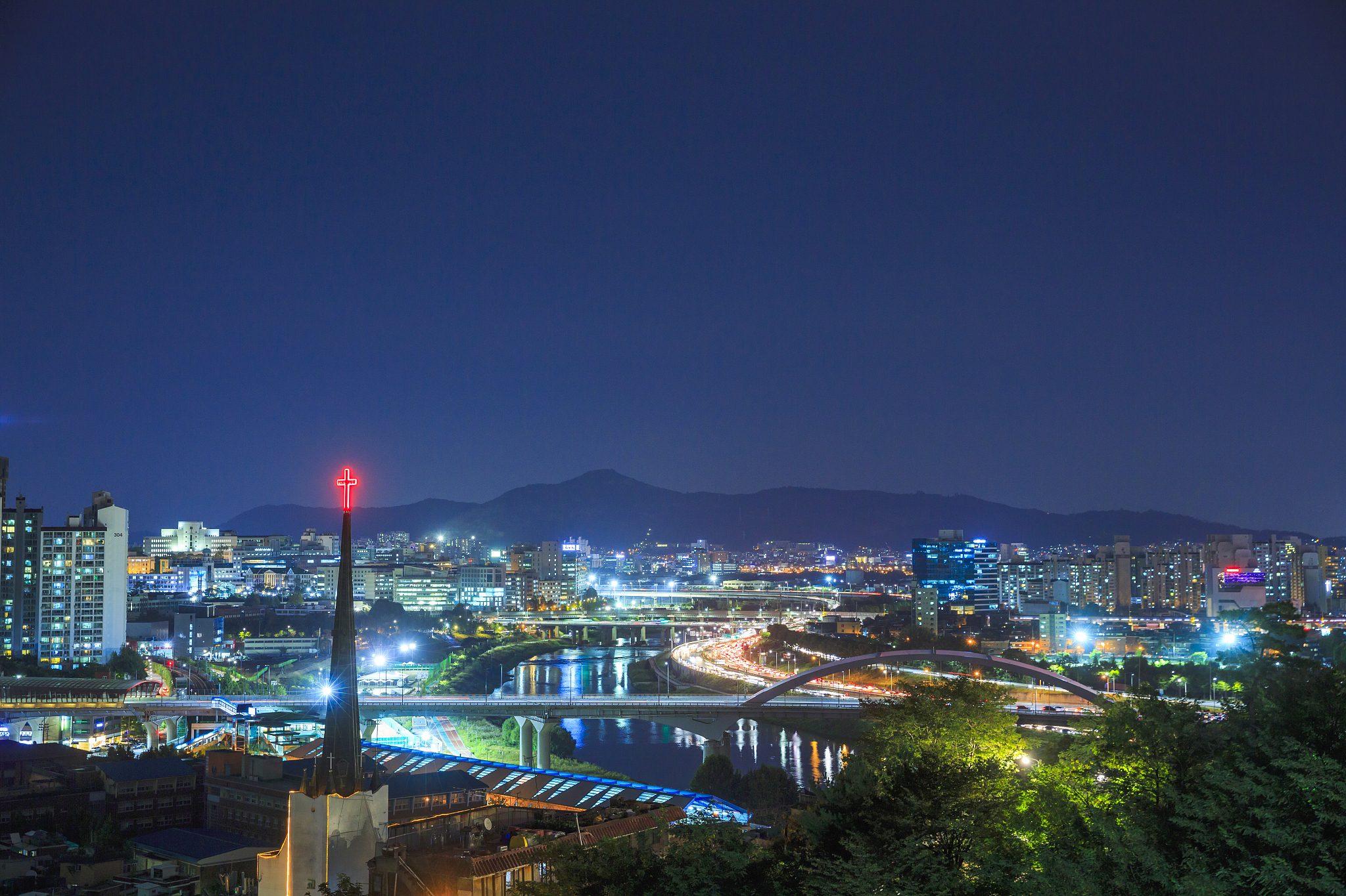 night scene in seoul, beautiful color light and outdoor photo. 0