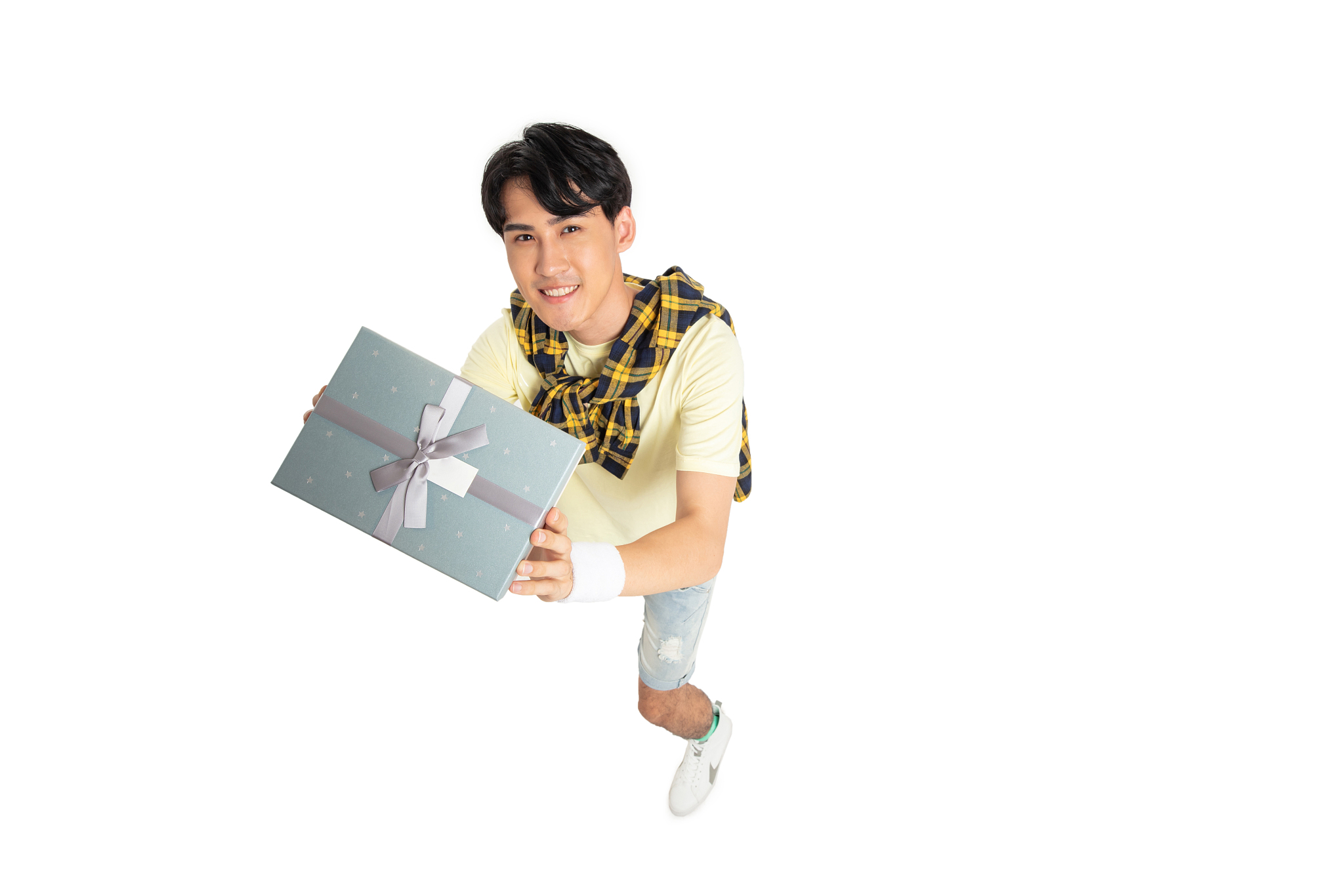 仰着头的年轻男生