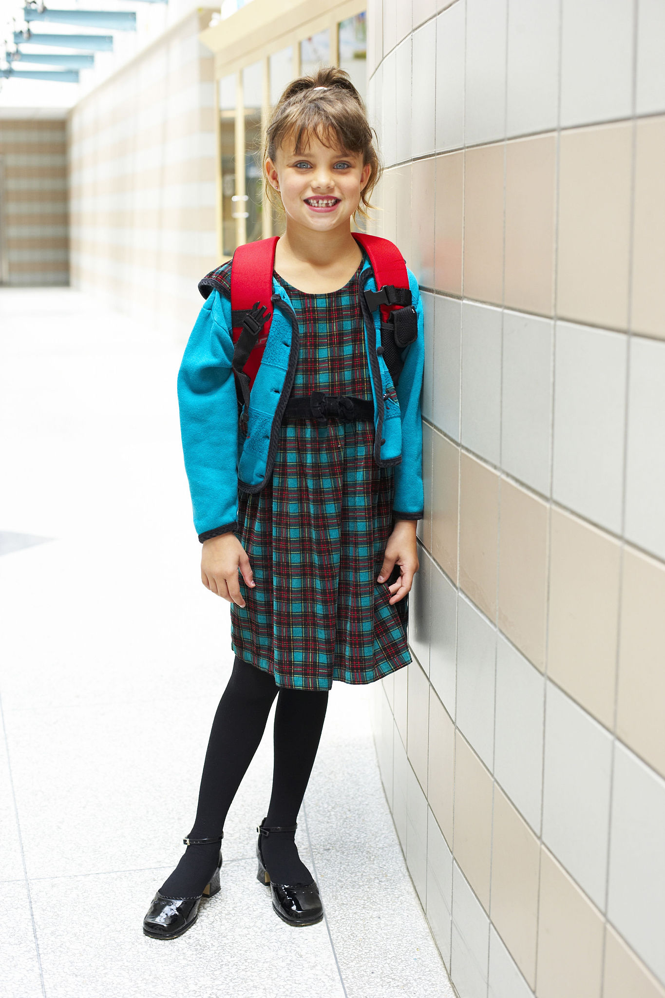 撰写一篇秋季时尚童装穿搭文案以描述服饰童装具体些细节为主题服装类型：深浅蓝色撞色利落感牛仔外套、复古大地色毛绒整洁上衣、清新感紫色连衣裙青色印花点缀