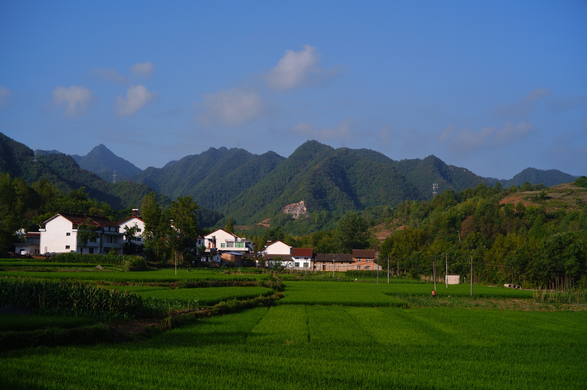 写一段山村美景40字内
