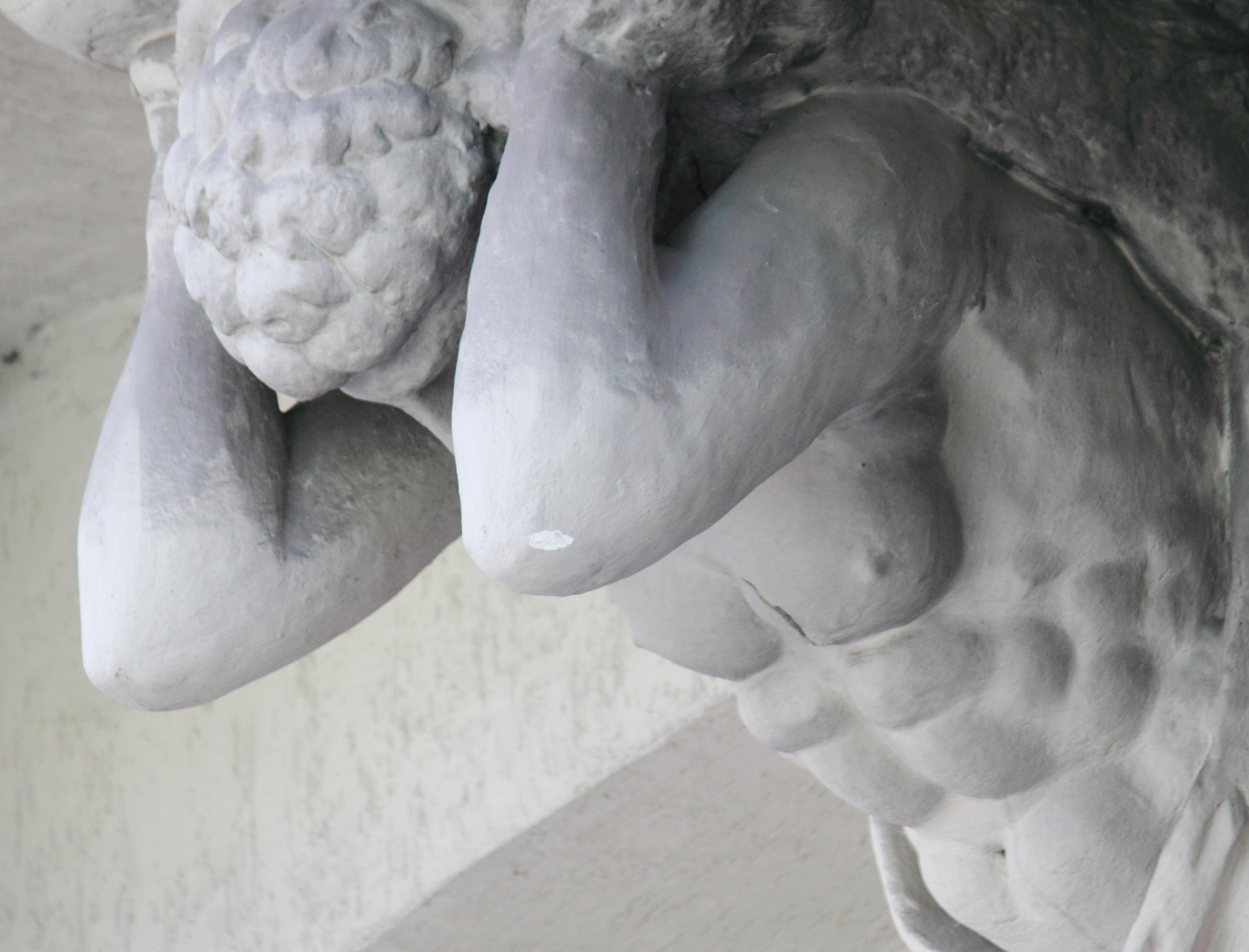 太阳神与月亮女神：关于光明与友谊的神话故事