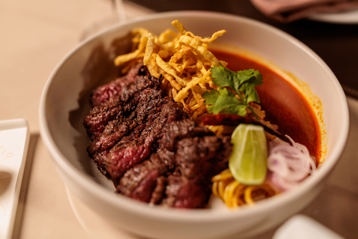 我在运营一个yutube美食频道专门发布美食视频分享美食的做法今天我要分享一个港式干炒牛河的美食视频展示了干炒牛河的做法请帮我以油管热门美食搜索关键词标准列20个标题名称