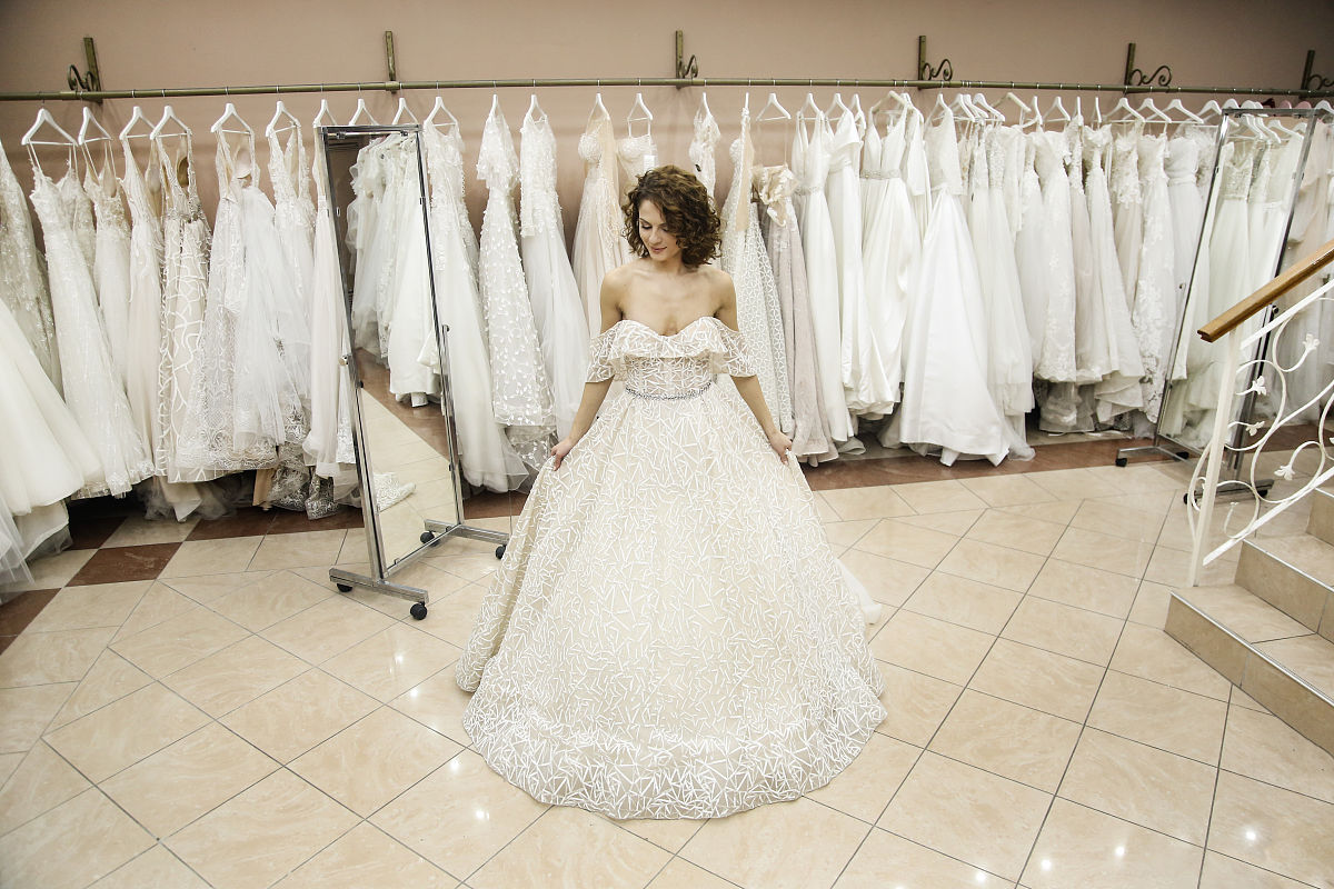 朴一婚纱店的设计概念是什么 以独立女性提出设计概念帮我用250字详细描述