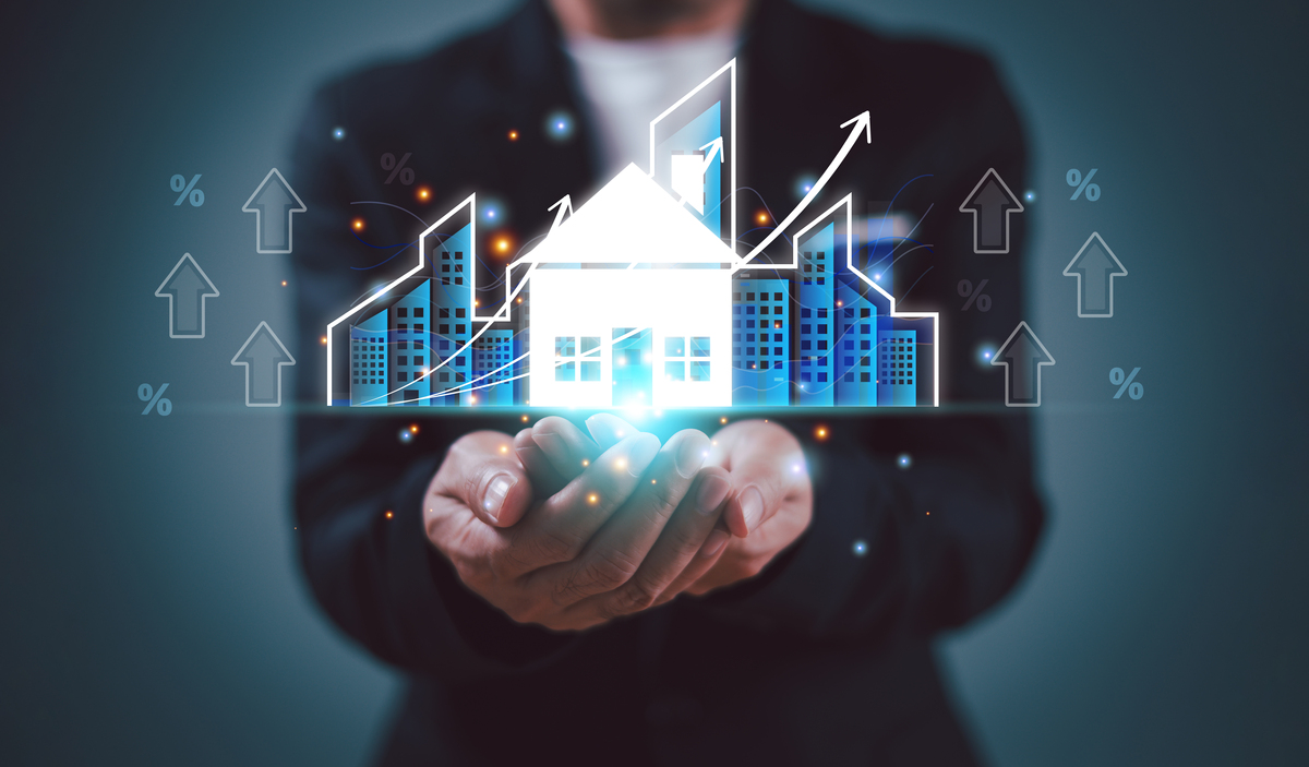 请改写以下段落让其逻辑清晰简洁凝练重点突出：互联网技术和金融融入该行业推出了一些在线预订、在线支付、在线维修等互联网服务以及向长租公寓行业借贷为长租公寓企业提供资金支持帮助企业扩大规模和提高服务质量推出长租公寓租金分期、押金贷等金融产品为租客提供更加便捷的租房方式；租售并举大背景下酒店业、传统中介业、房地产开发商等进入长租公寓市场；政府扶持和资本市场发展；大量上市公司出现；运作体系逐步健全；拥有房