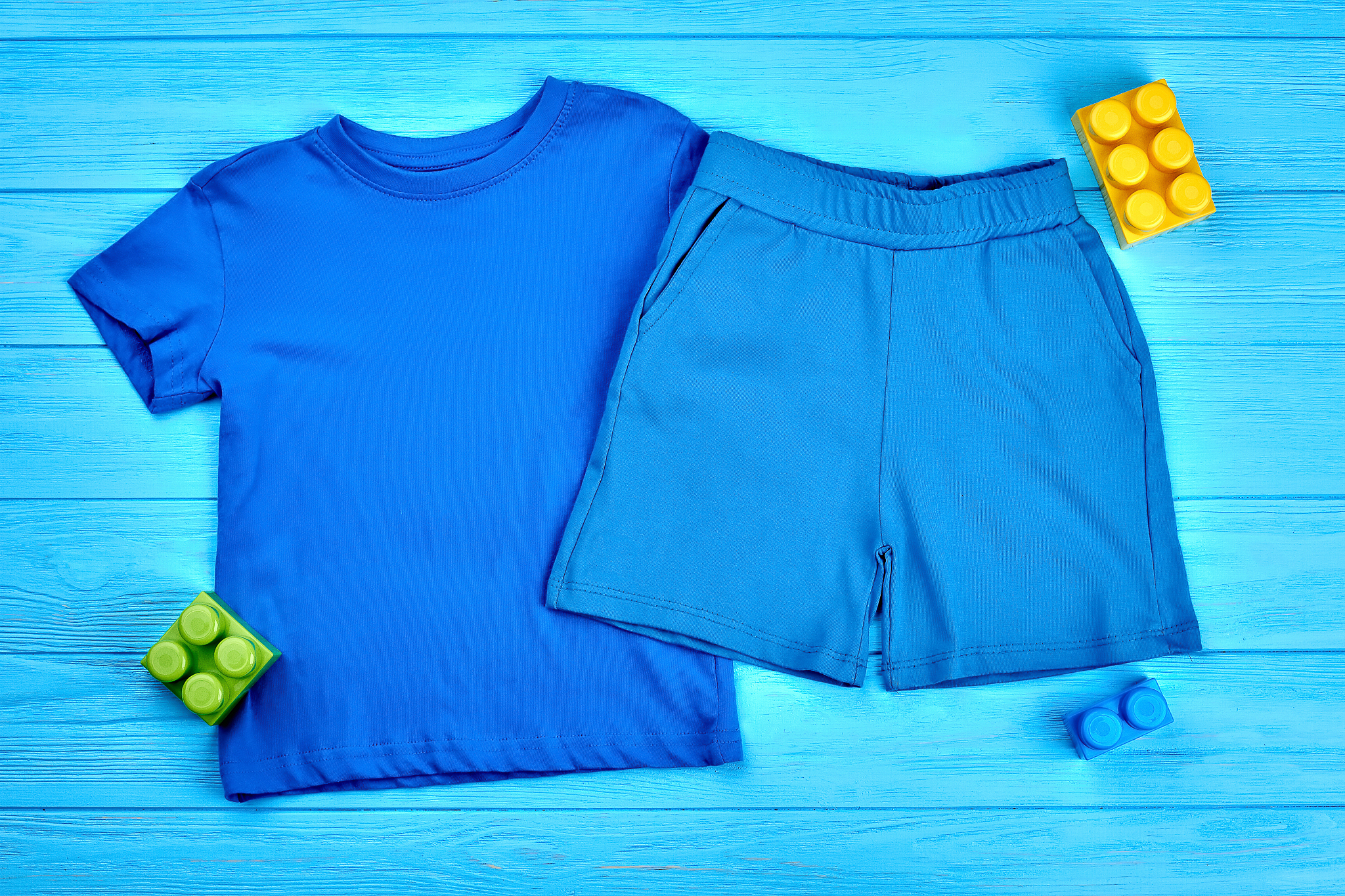 男童夏季短袖短裤套装，舒适宽松渐变色，圆领贴标松紧腰