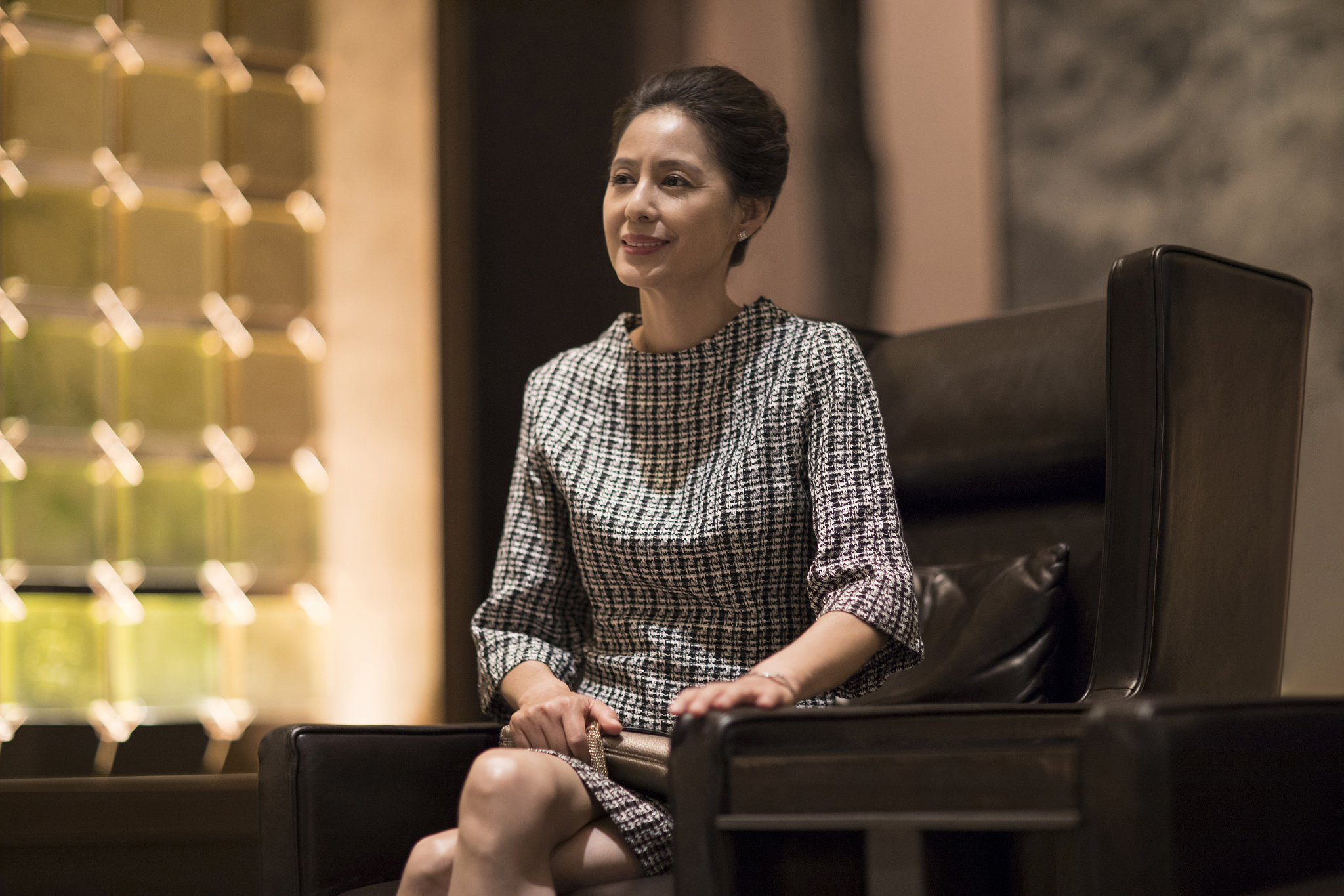 优雅的女士坐在沙发上