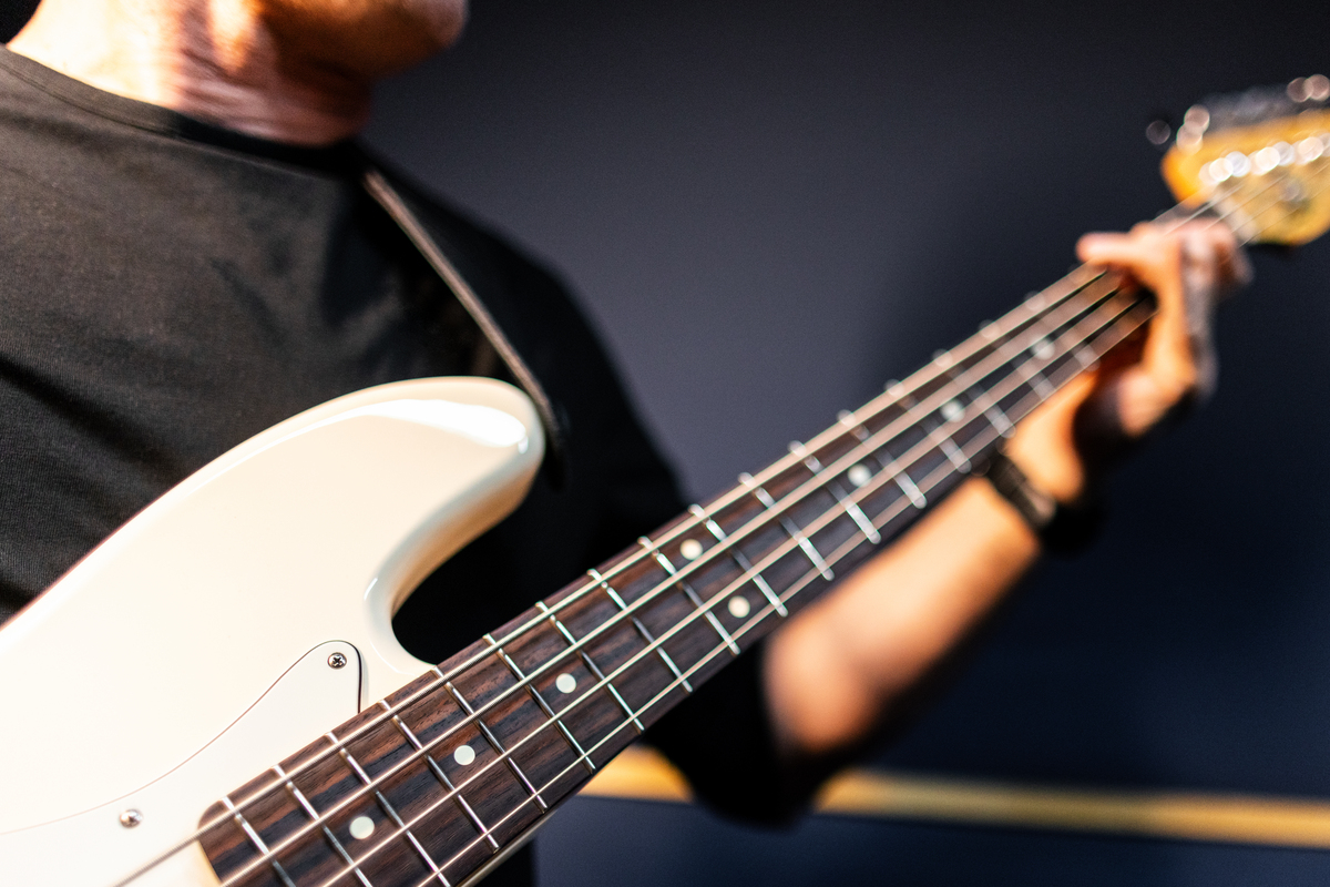 吉他演奏中的Riff 和 Solo：定义、特点和经典案例