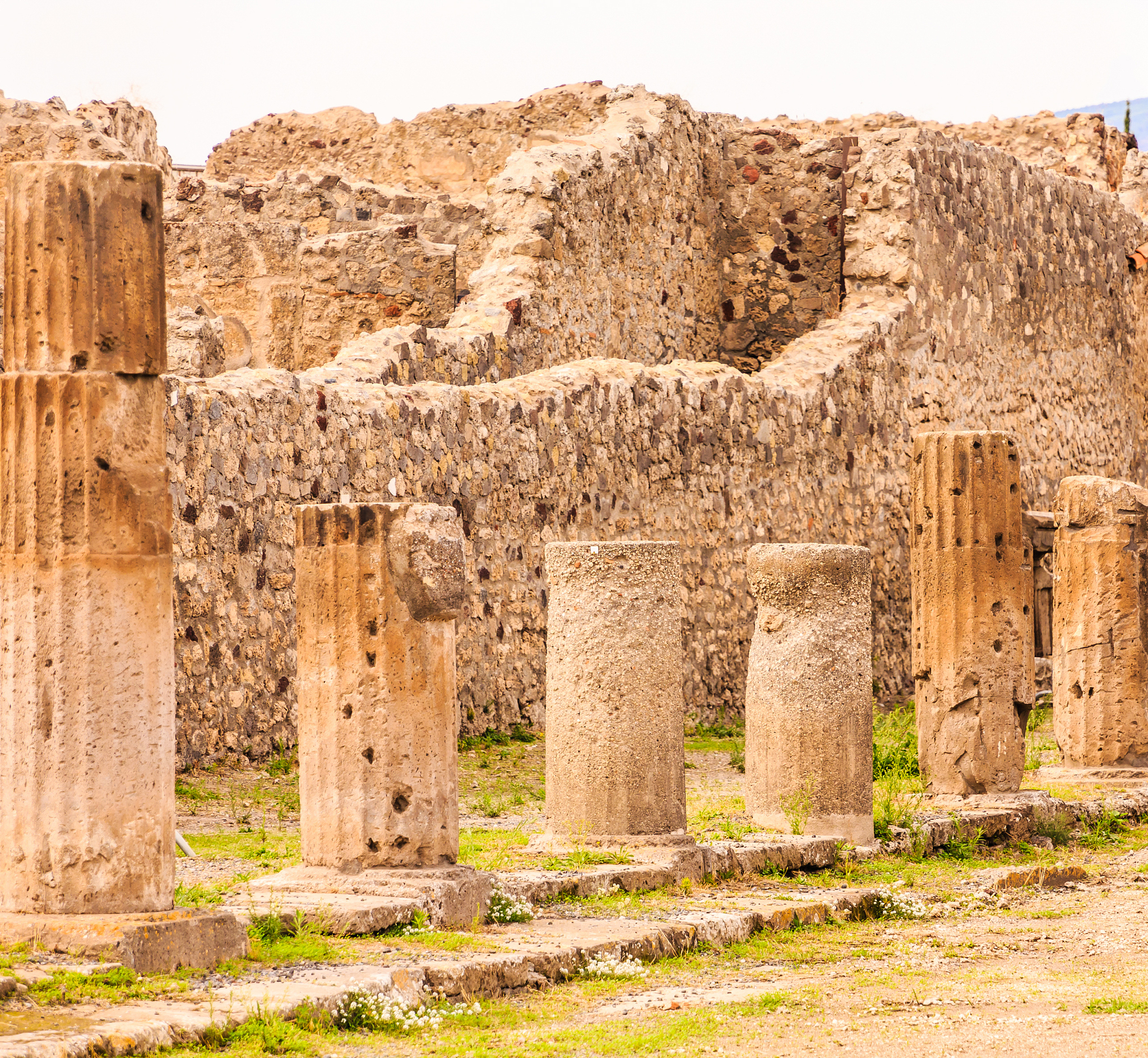 broken columns in pompeii