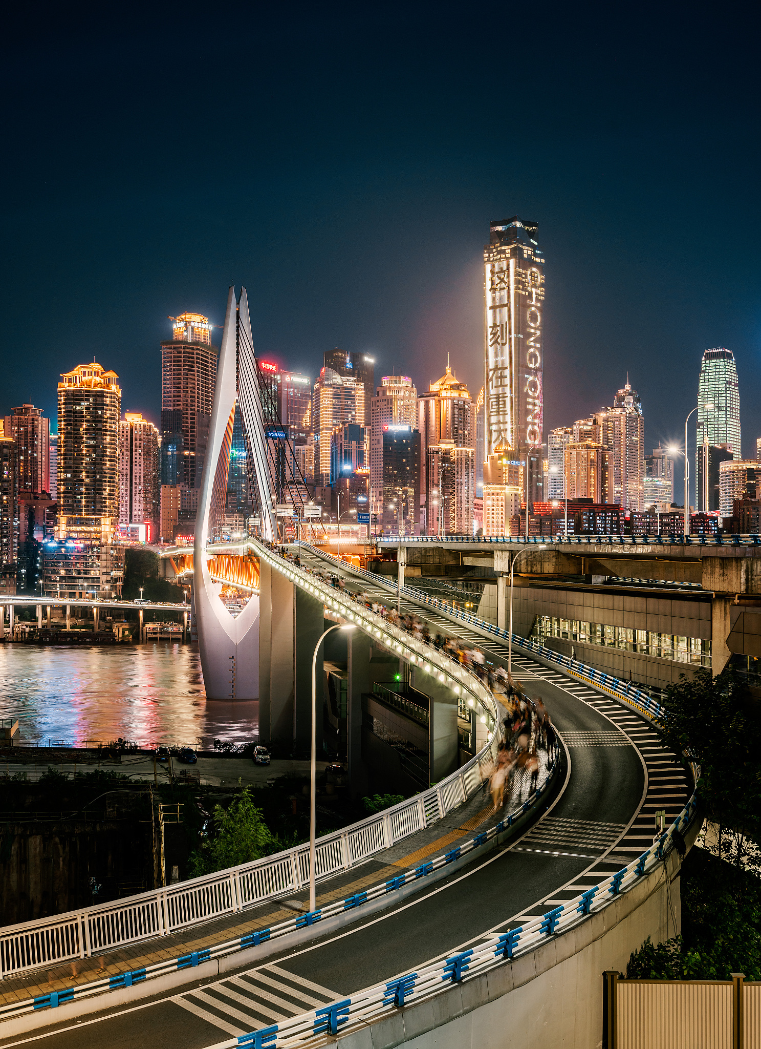 重庆两天一夜攻略出发地：成都需要打卡的景点：李子坝鹅岭二厂钟书阁观音桥步行街观音桥美食街不夜九街北仓文创街区中山四路桂园周公馆八一好吃解放碑捌壹里网红街解放碑洪崖洞千厮门大桥朝天门来福士。要求：列出打卡这些景点的时间安排包括需要提前预约的景点要提供怎么预约的方式说明和各景点的简短介绍美食推荐。住宿推荐 一般的酒店 性价比高点的返程时间。word 格式