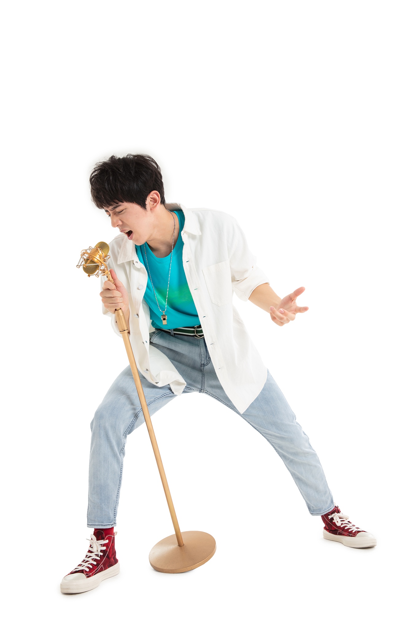 唱歌非常投入的年轻男生