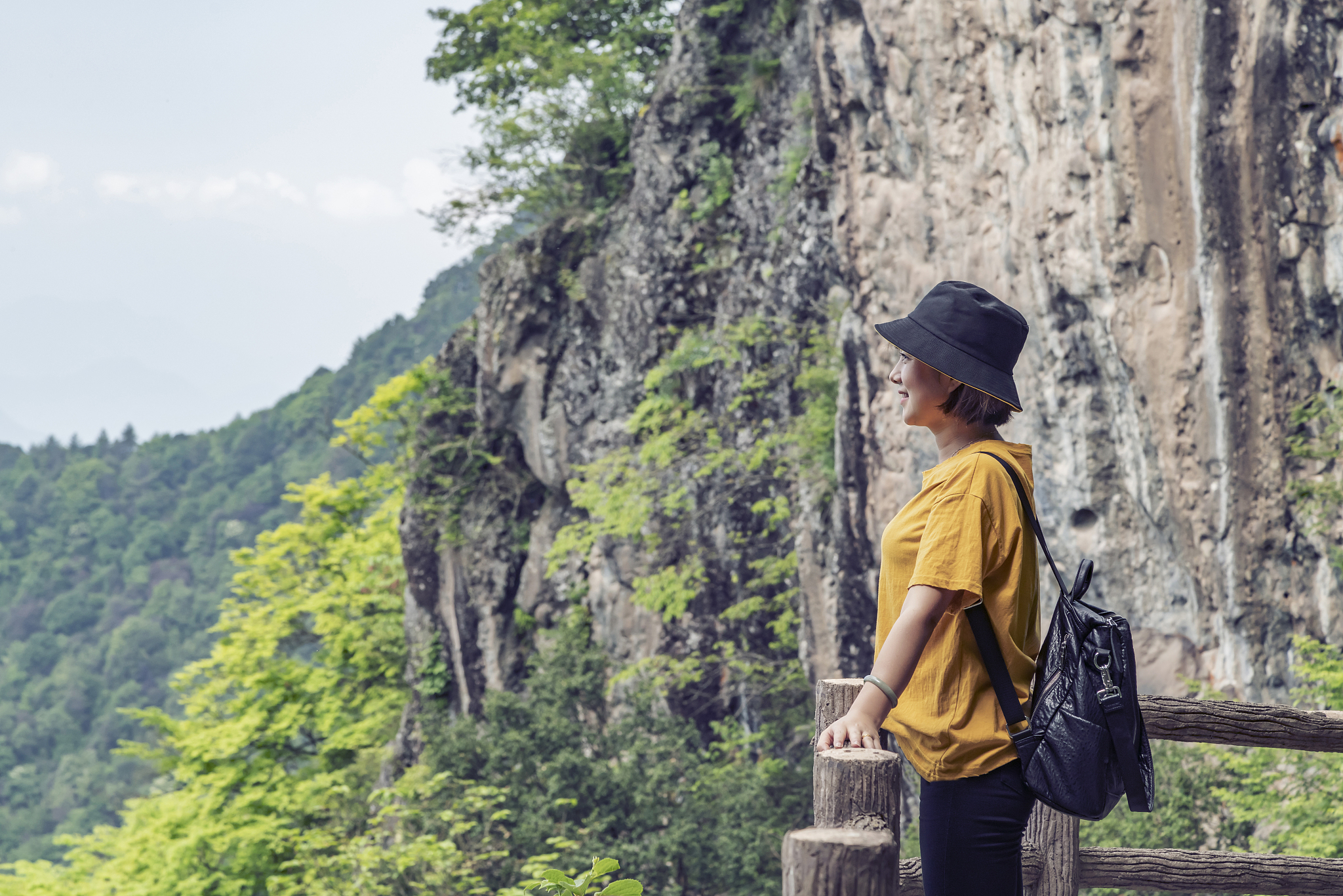 请帮我讲一下一位老婆婆带着一位年轻人和小孩儿下山三人走到山下时正好看到空中绽放的烟花的画面