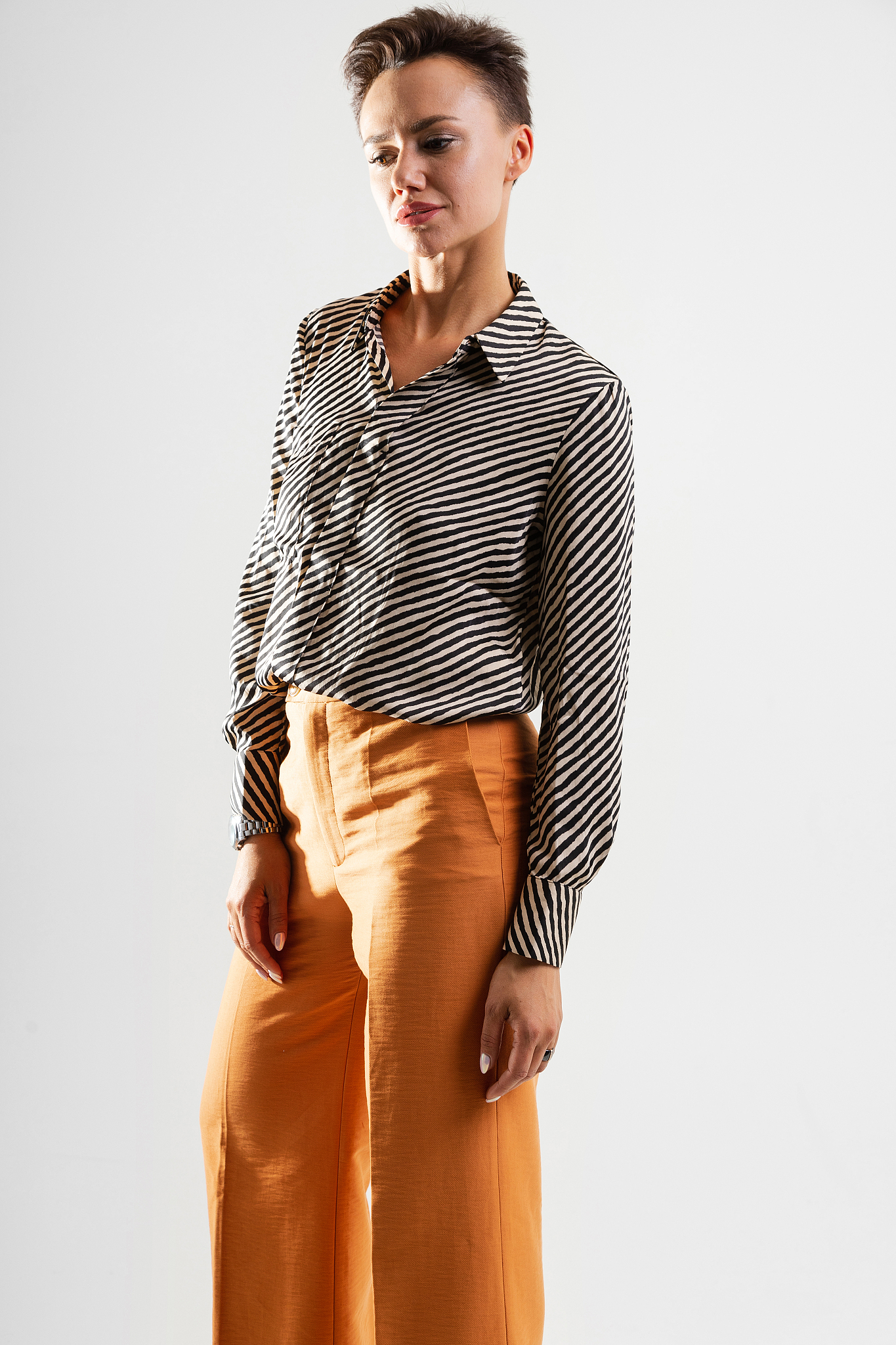 Experiment with more adventurous combinations like brown and black accented with a red belt是什么句