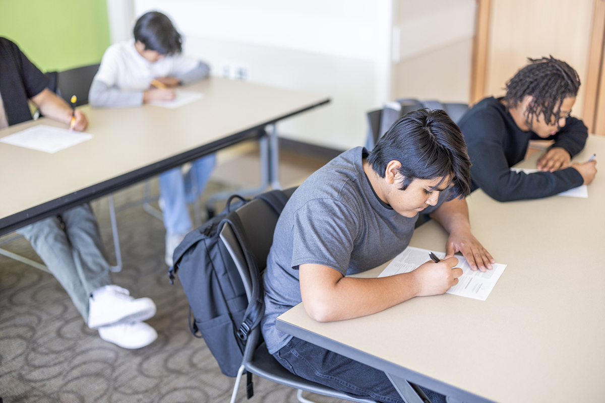 学生们在考试