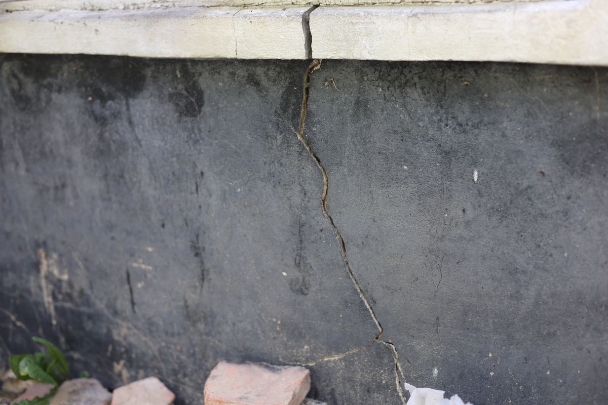 混凝土建筑物表面迁移风险：雨雪水溶解后的腐蚀