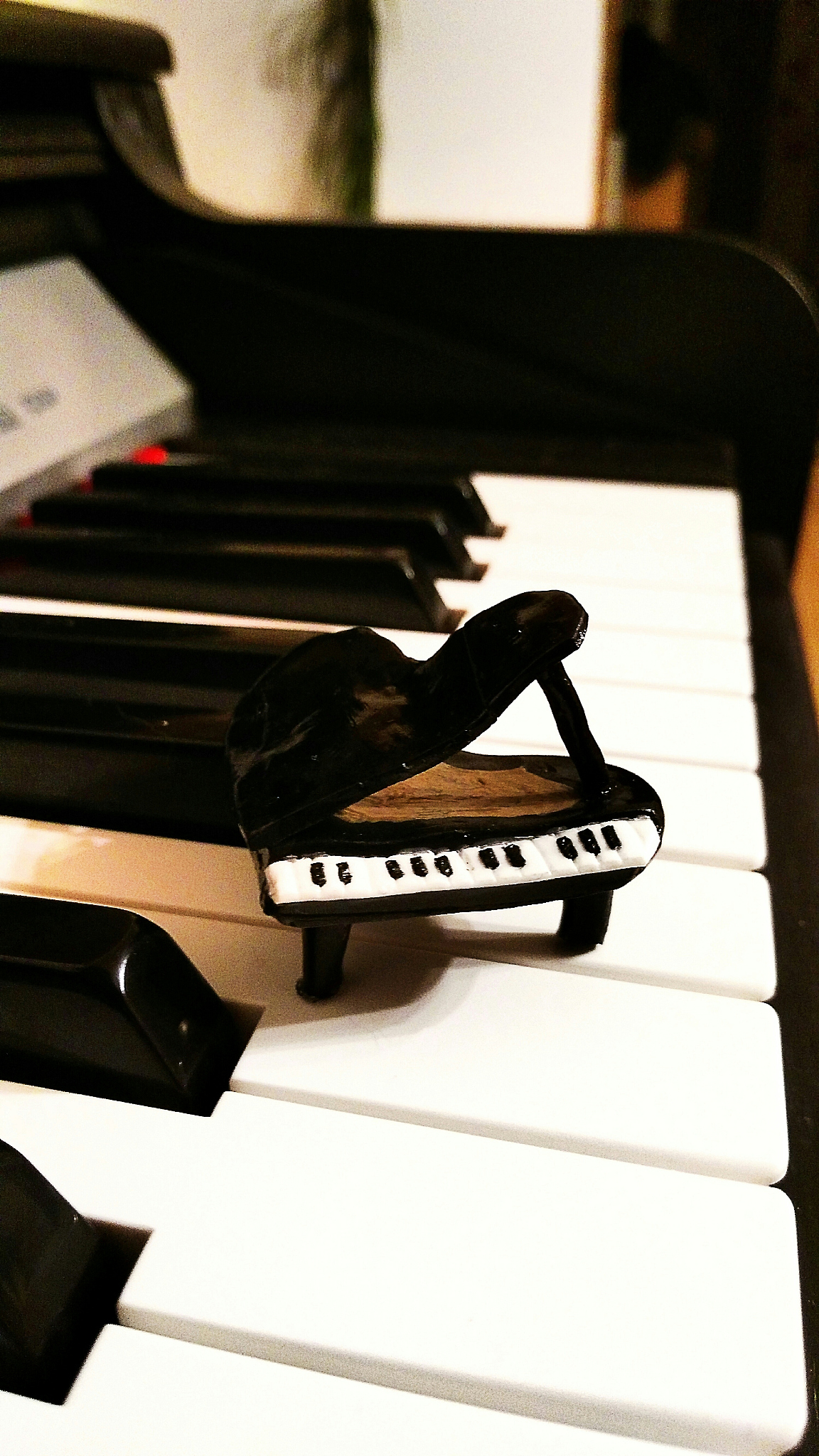 儿童书上的钢琴画能够像真钢琴一样按响是什么技术帮我用200字详细描述