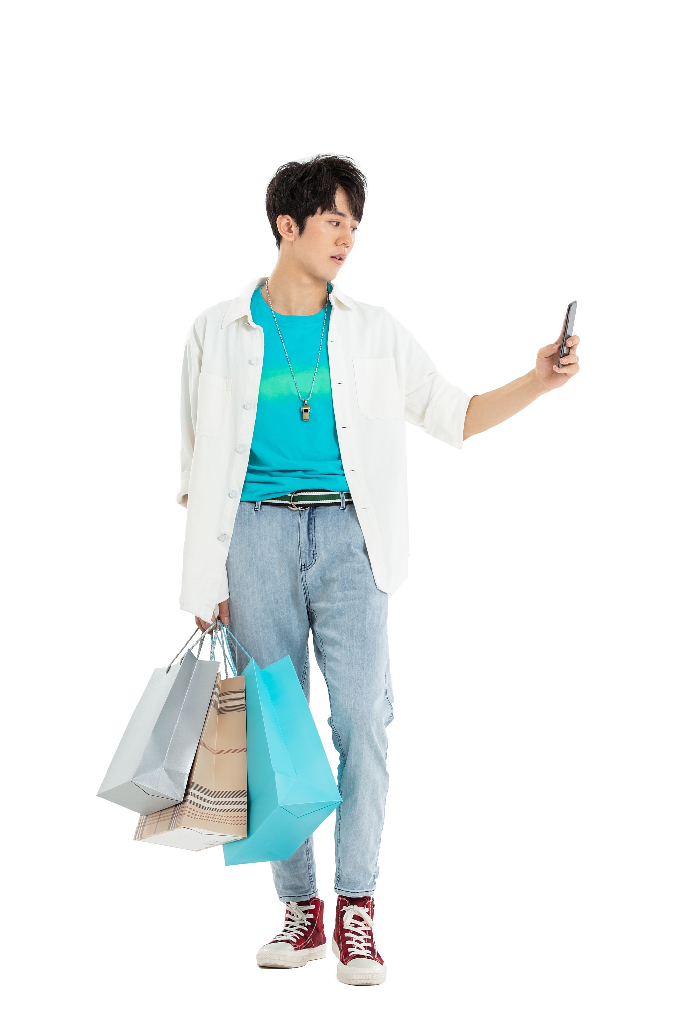 使用扫描支付的年轻男生