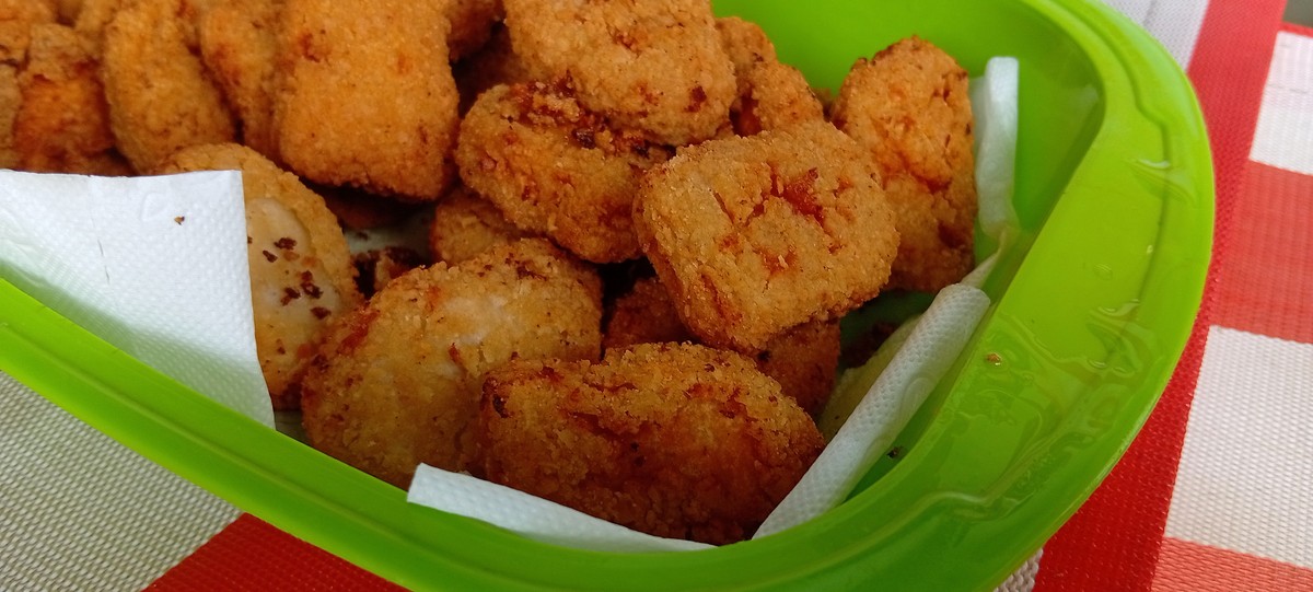 新鲜制作的炸鸡块照片