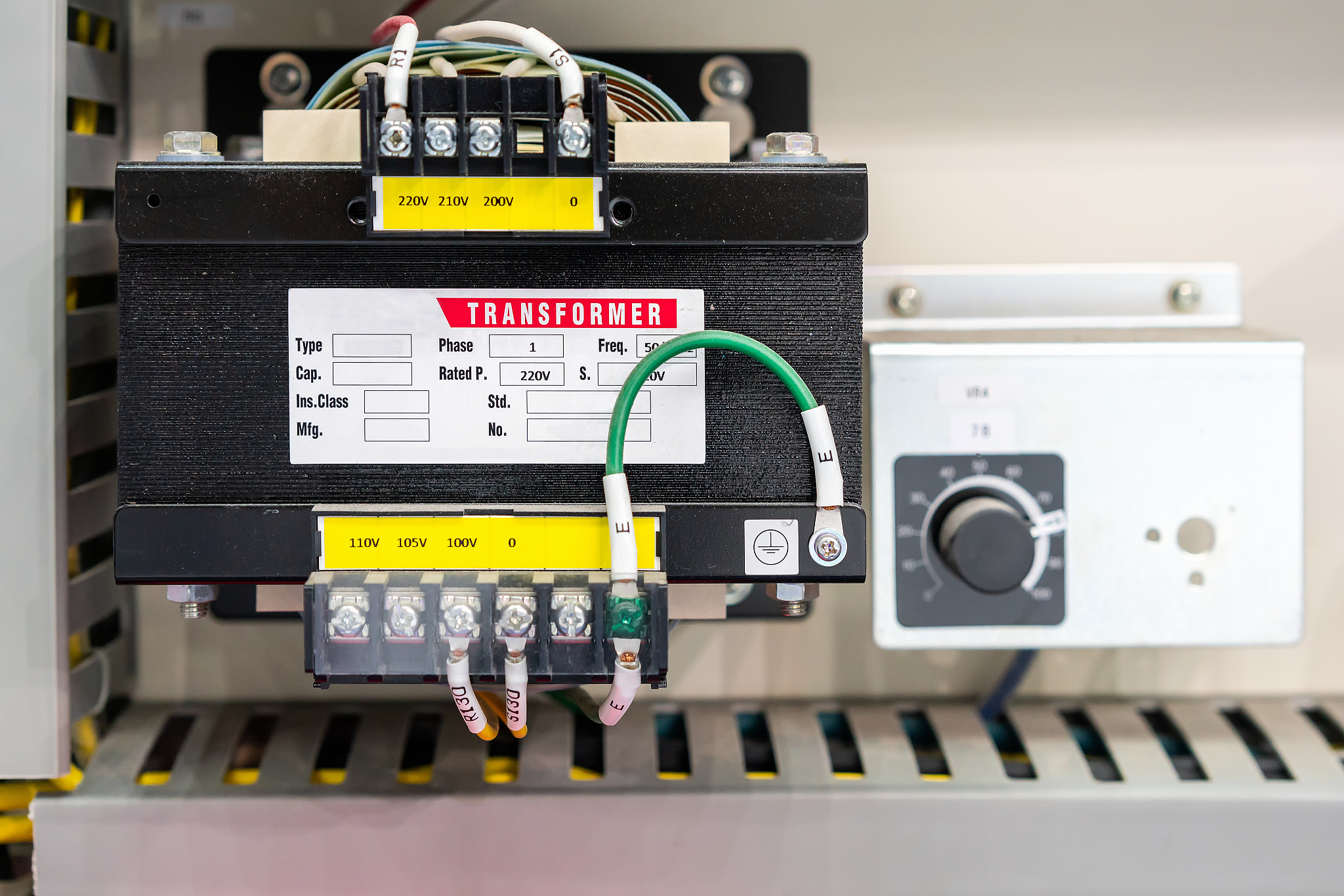 关于扶梯保养现场相关的描述以下哪些选项是正确的__________ 扶梯变频器需要接制动电阻 变频器能改变扶梯的运行速度 主机抱闸接的是交流电 零线和地线是连通的