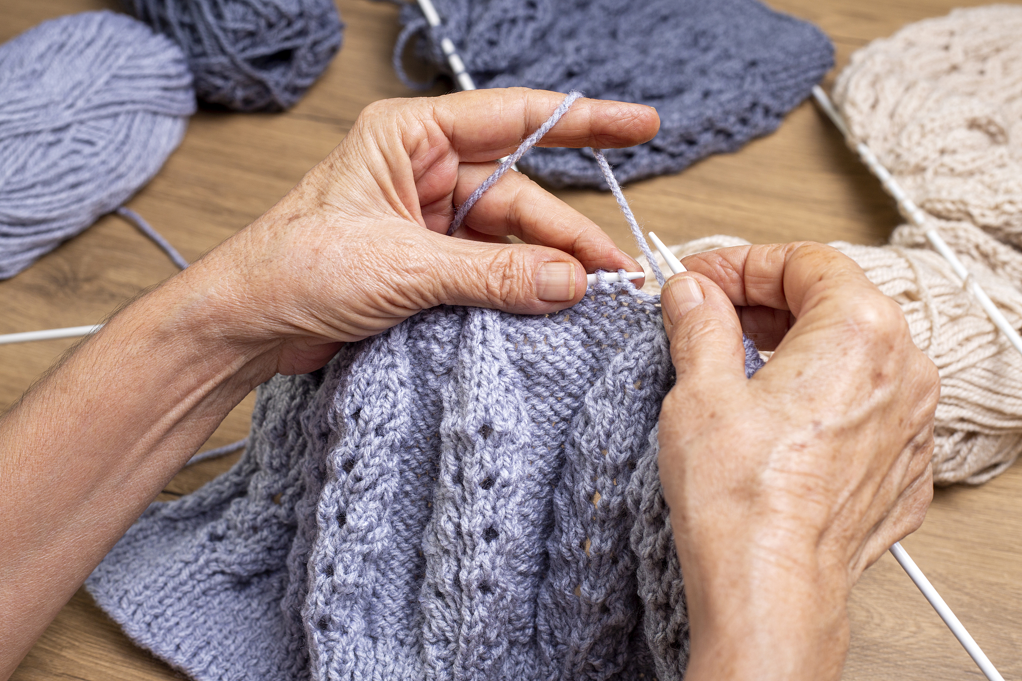 铁盒里的针线，是外婆的手艺。我记得小时候，每逢冬天，外婆就会给我织一件毛衣，让我穿上暖暖的。她的针线粗细匀称，手法娴熟，织出来的衣物不仅实用，还很美观。如今，她再也不能为我织衣了，但这些针线，仿佛带着她的手艺和爱意，让我感受到她的存在。
改成文艺的说法