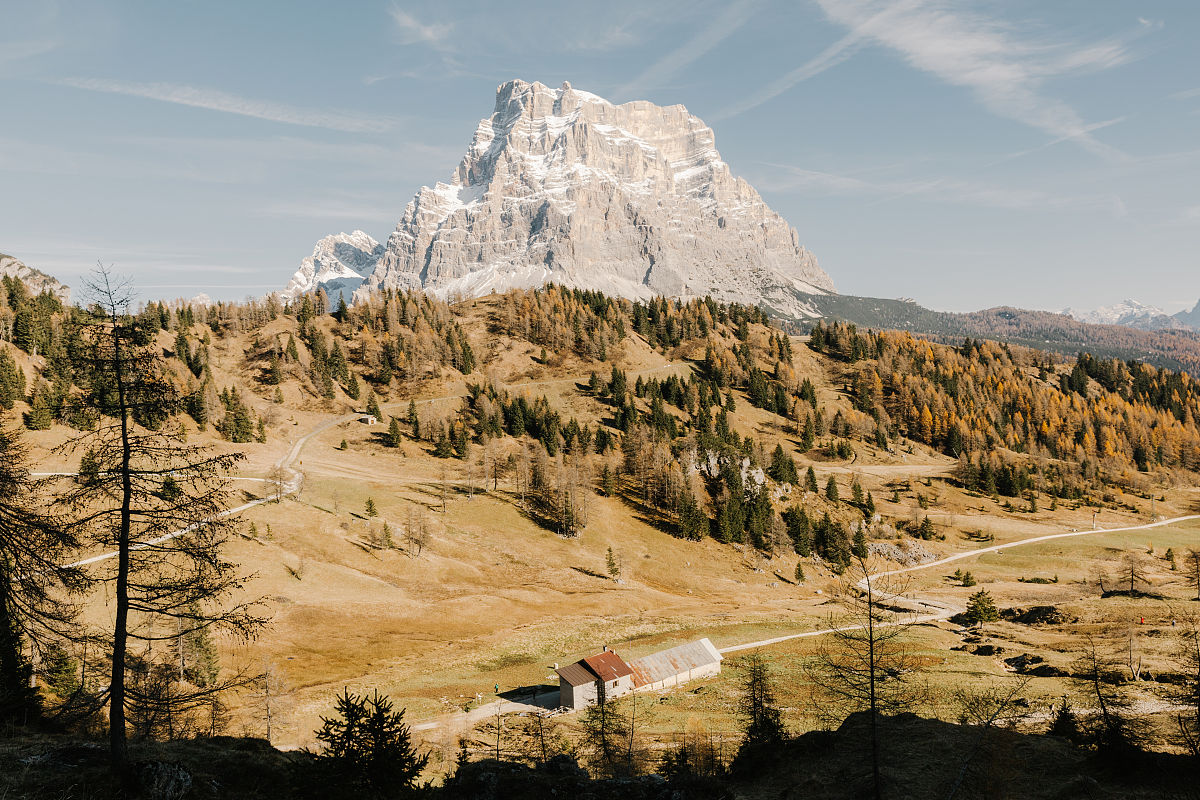 翻译成平实的英文。大别山Ta-pieh Mountains坐落于中国安徽省、湖北省、河南省交界处西接桐柏山东延为霍山也称皖山和张八岭东西绵延约380公里南北宽约175公里。西段呈西北—东南走向东段呈东北—西南走向长270千米一般海拔500～800米。