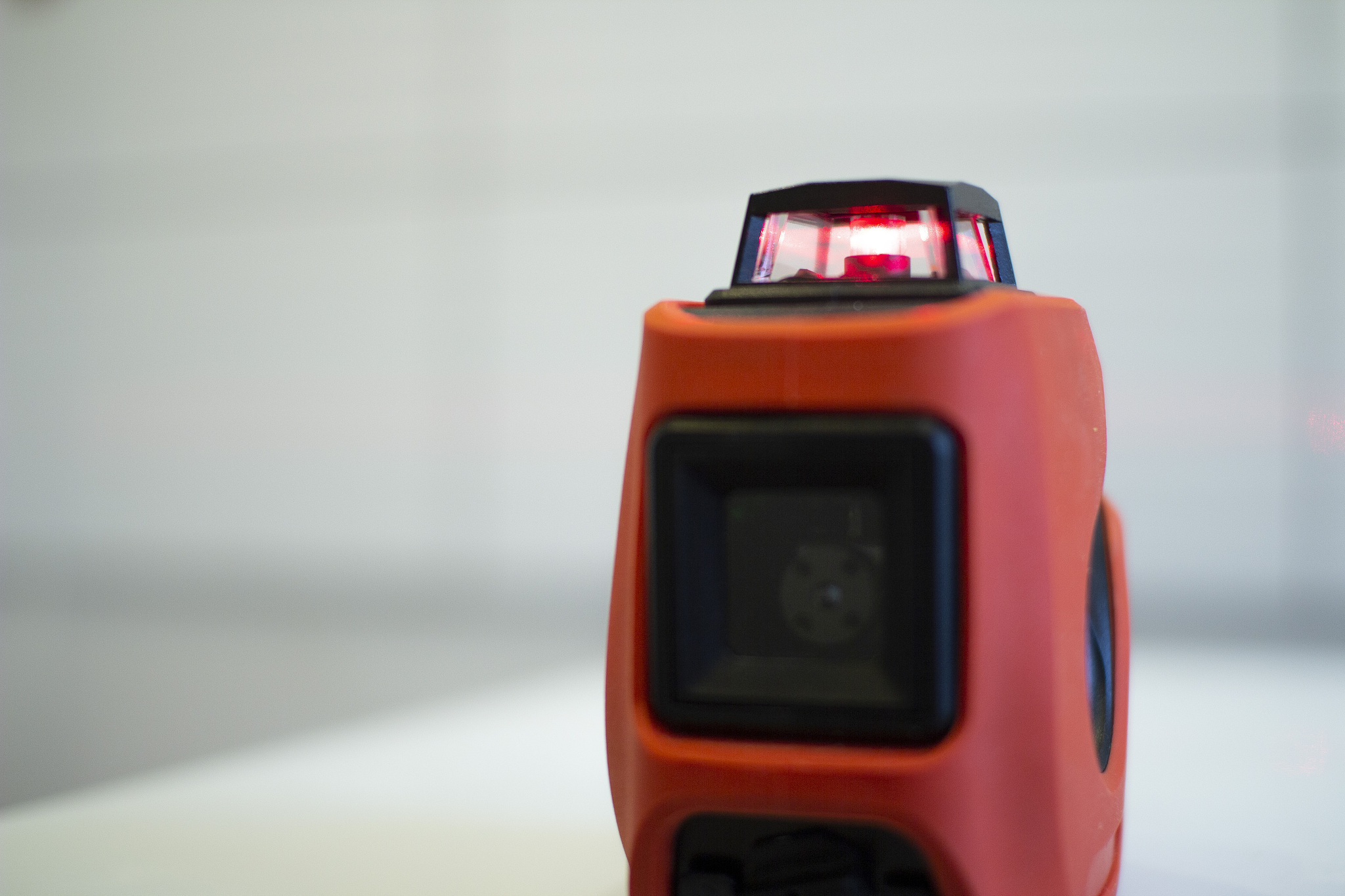 激光测距仪精度比较：一次测量能说明问题吗？