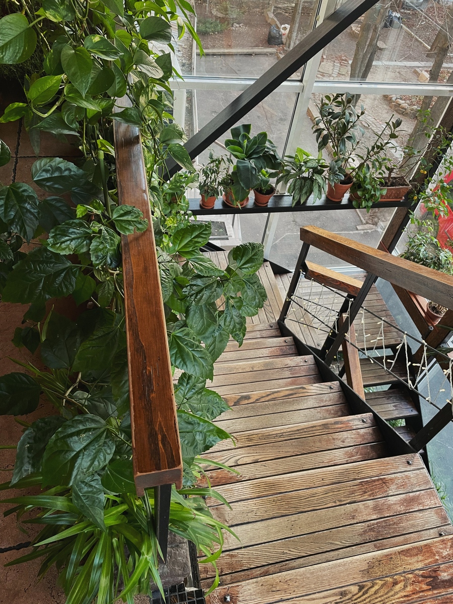 现代工业风蔬果阳台的设计功能