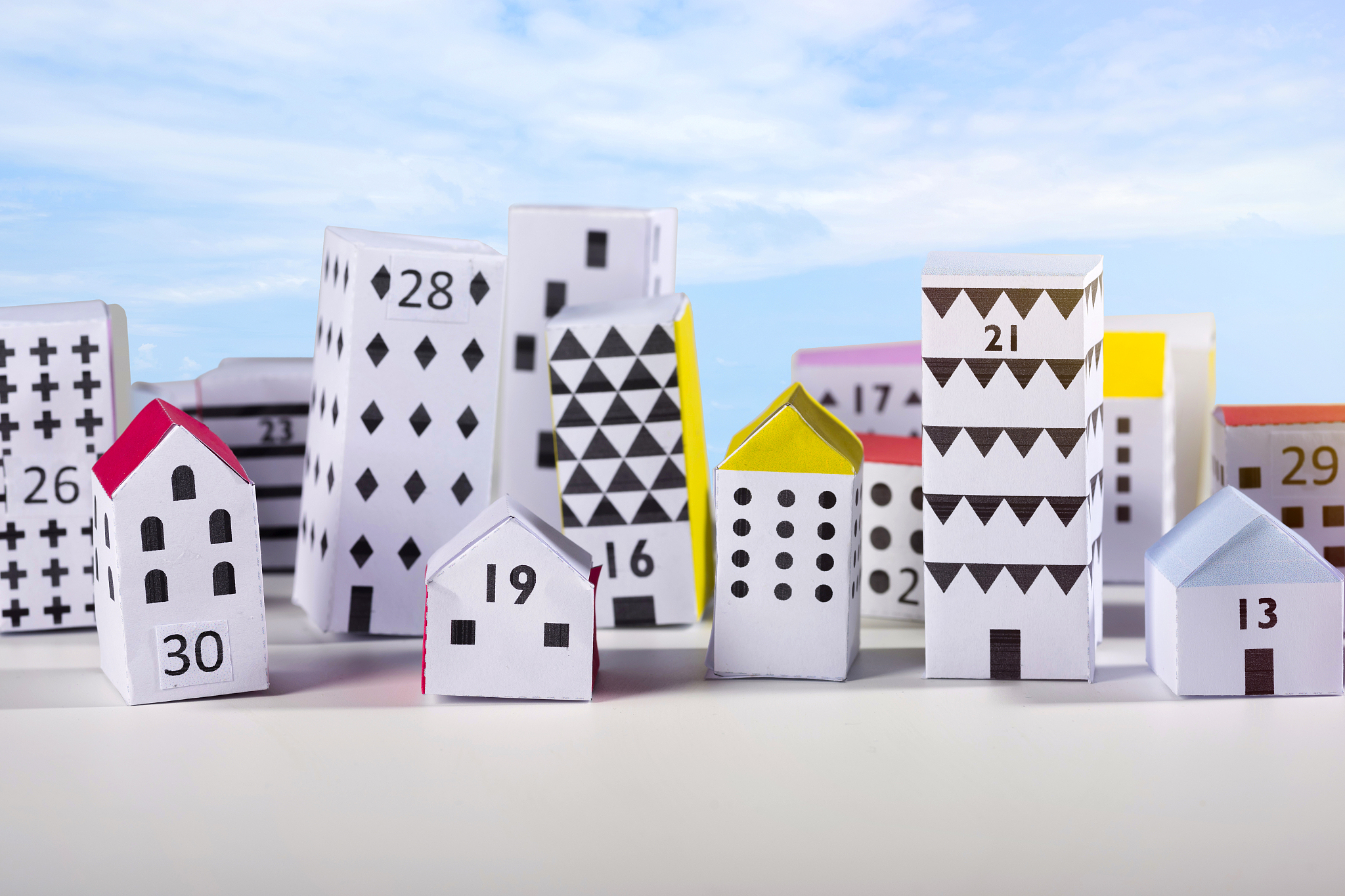 帮我给下面这段话降重：本文对装配式混凝土建筑的发展背景及相关研究现状进行分析指出了装配式建筑是当前建筑业的发展方向根据装配式混凝土结构在各类装配式建筑结构中占比最大的情况针对当前研究的不足之处建立基于云模型的装配式混凝土建筑质量风险评价模型并对北京市台湖金茂悦装配式混凝土建筑项目进行实例验证得到以下几点结论：