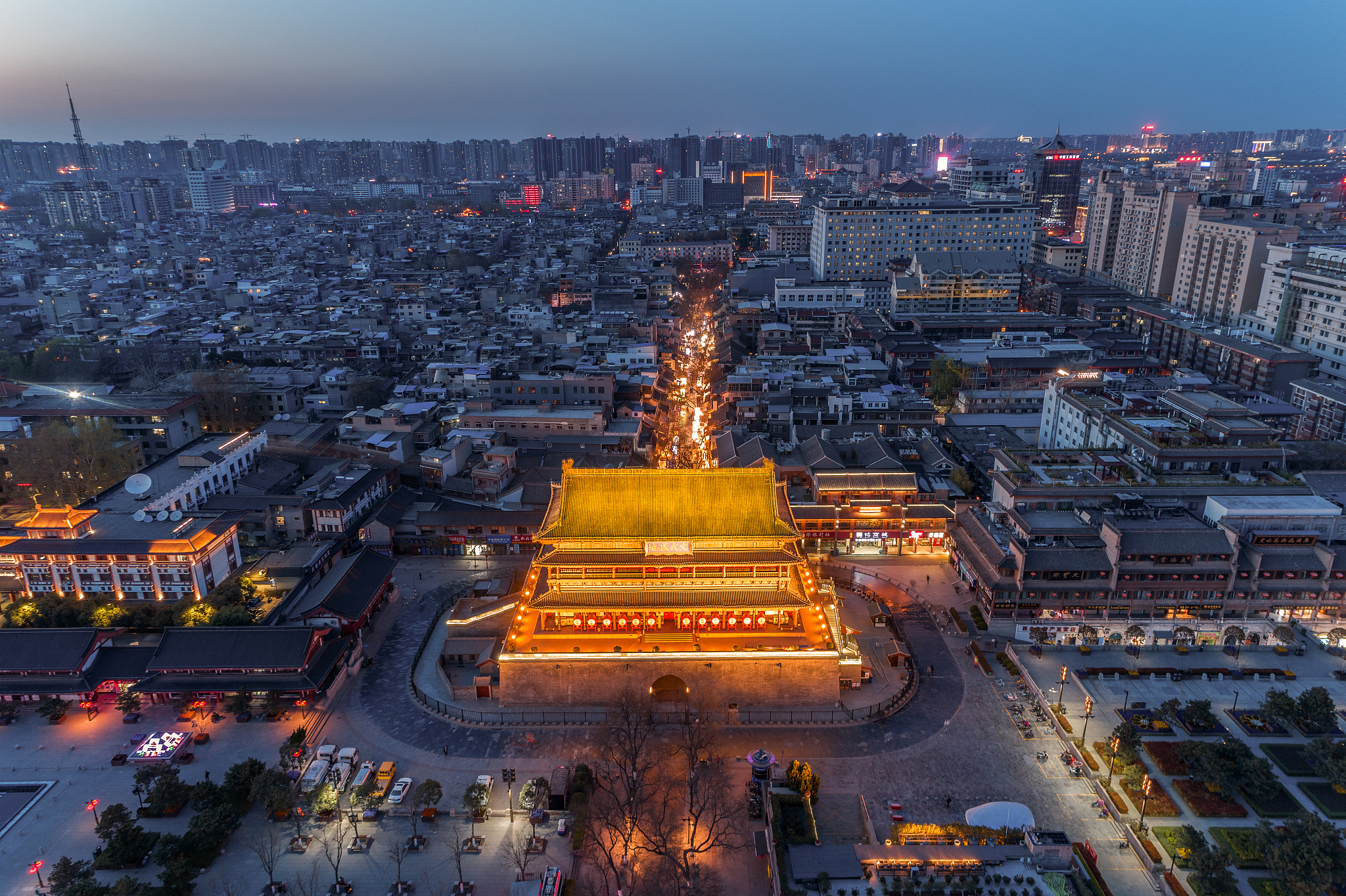 泛光照明的西安鼓楼夜景航拍