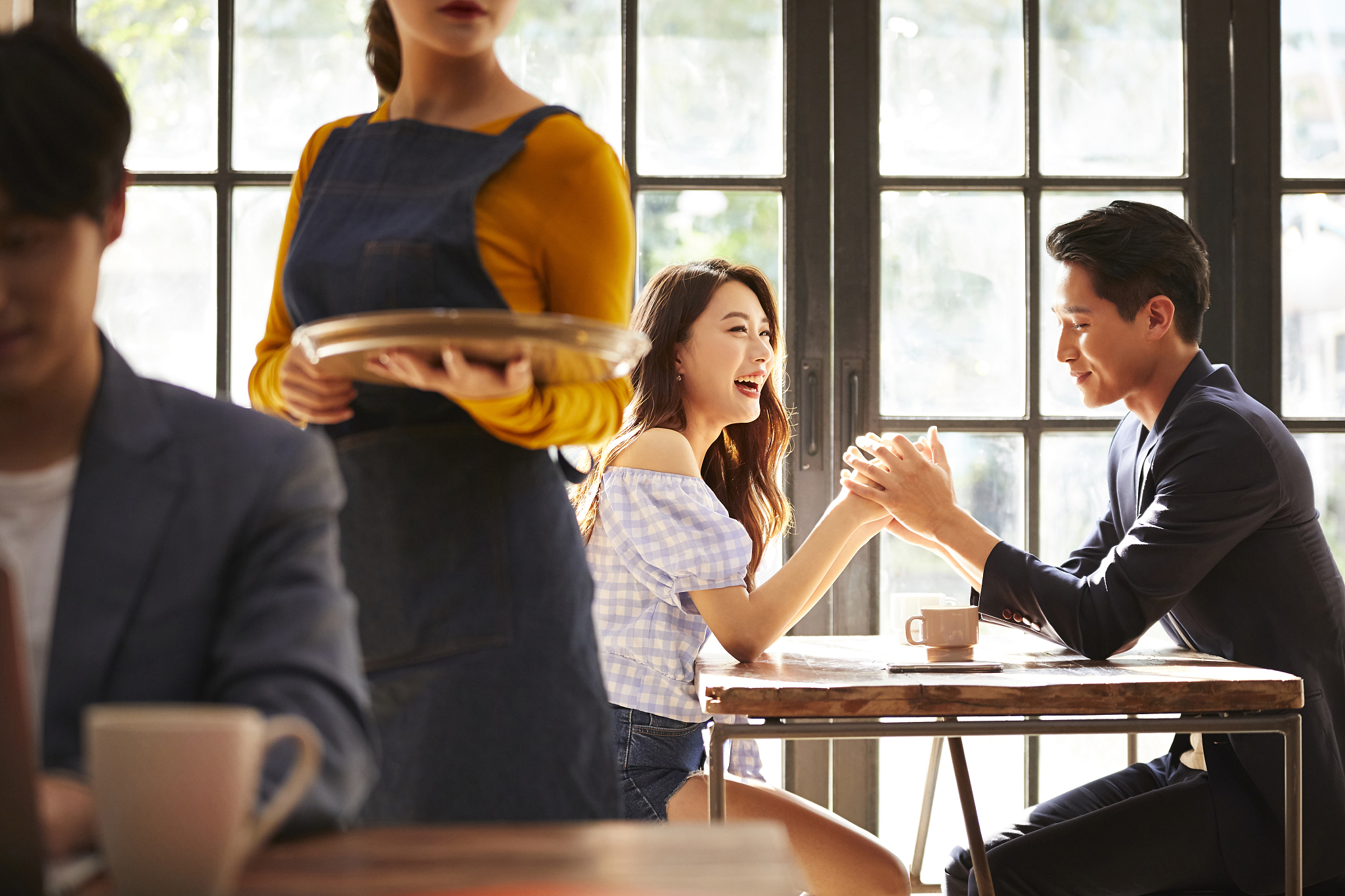 即便今天是你买单你也不要在对方面前买单。听起来好像很奇怪你说请求请别人吃饭为什么还要注意这个细节钱是一个非常雄性的标志无论你觉得是不是要男女平等但是金钱就是一个很雄性的标志所以你如果请他吃饭最后差不多了就要说你去洗手间顺便的把单买。HoneyBloody0138不要在男性面前做出明显的他看着你在买单的动作因为你们是在很初期的时候。这是一种无形中的东西你忽略了也就忽略了。但是我觉得我们女生就真正智慧