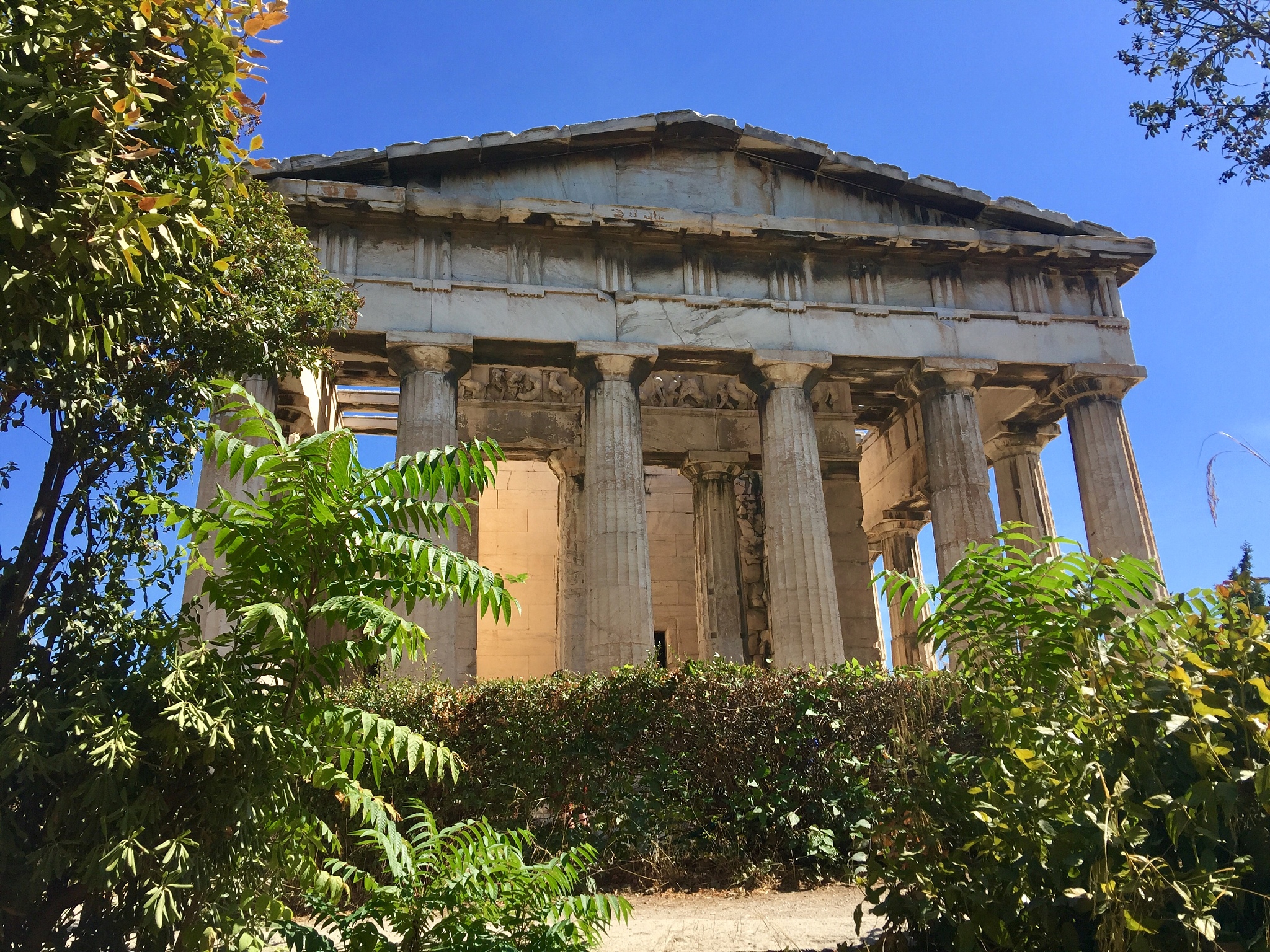 以赫里奥农的神秘之谜：希腊的赫里奥农神庙是一个神秘的地方因为它的建筑结构完美地与自然环境融为一体。但是它的建筑师是谁以及他们是如何做到这一点的呢？写一篇文案